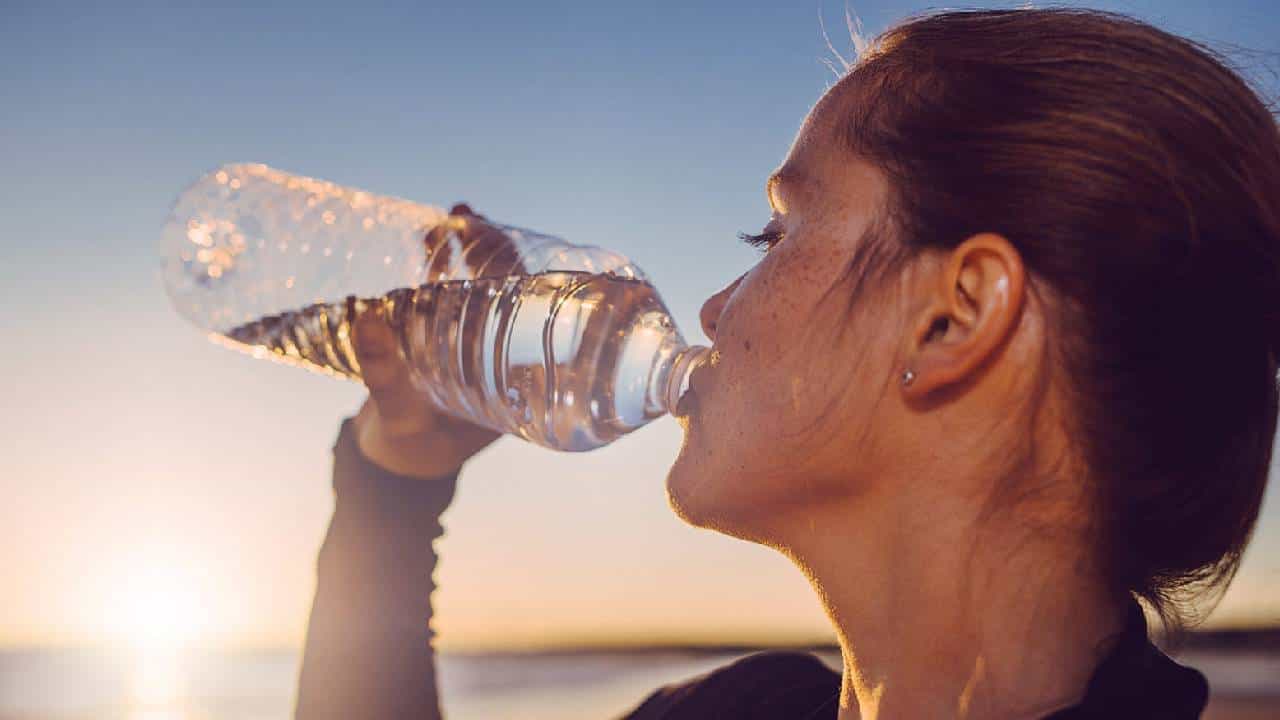 Drinking Water Tips: കുപ്പിവെള്ളം വാങ്ങുന്നവരാണോ നിങ്ങൾ? എന്നാൽ ഇത് ശ്രദ്ധിക്കാതെ പോകരുത്; രോഗങ്ങളെ അകറ്റി നിർത്താം