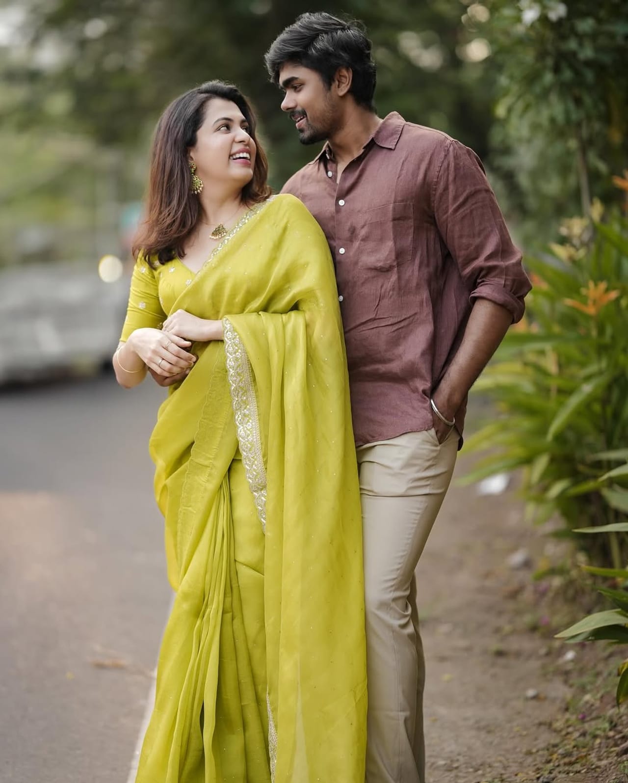 ഏറെ ആരാധകരുള്ള താരമാണ് സോഷ്യൽ മീഡിയ ഇൻഫ്ലുവൻസറും നടൻ കൃഷ്ണകുമാറിന്റെ രണ്ടാമത്തെ മകളുമായ ദിയ കൃഷ്ണ. സോഷ്യൽ മീഡിയയിൽ സജീവമായ താരം പുതിയൊരു കുഞ്ഞ് അതിഥിയെത്തുന്ന സന്തോഷത്തിലാണ്. മാസങ്ങള്‍ക്ക് മുന്‍പാണ് താൻ ഗര്‍ഭിണിയാണെന്ന സന്തോഷ വാര്‍ത്ത താരം ആരാധകരുമായി പങ്കുവച്ചത്. (image credits: instagram)
