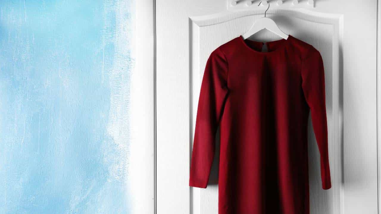 Vastu Tips: വാതിലിന് പിന്നിൽ വസ്ത്രങ്ങൾ തൂക്കിയിടാറുണ്ടോ? വാസ്തു പറയുന്നത് അറിഞ്ഞാൽ ഞെട്ടും