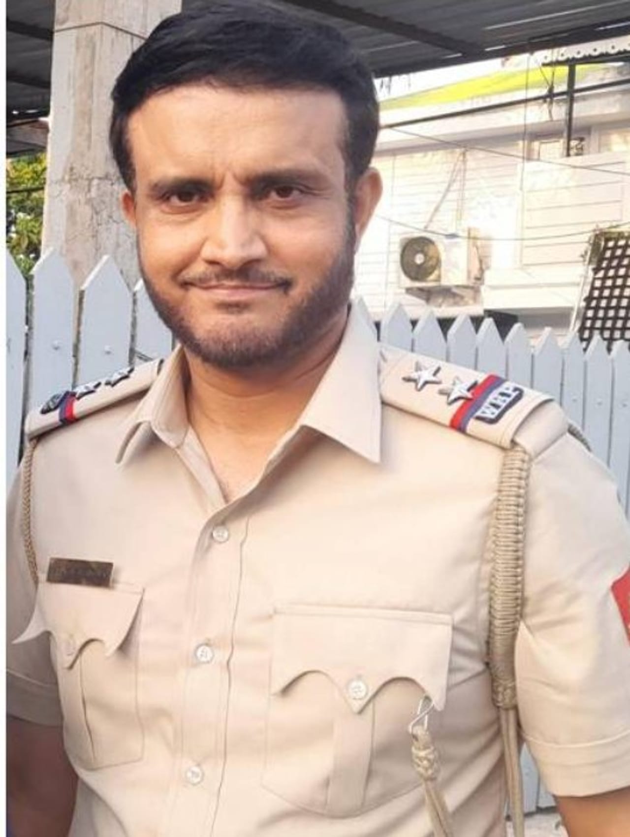 അഭിനയജീവിതത്തിന് തുടക്കം കുറിയ്ക്കാനൊരുങ്ങി ഇന്ത്യൻ ക്രിക്കറ്റ് ടീമിൻ്റെ മുൻ ക്യാപ്റ്റനായ സൗരവ് ഗാംഗുലി. നെറ്റ്ഫ്ലിക്സിൻ്റെ ഖാകീ 2 എന്ന വെബ് സീരീസിലൂടെയാണ് സൗരവ് ഗാംഗുലി അഭിനയത്തിലേക്ക് കടക്കുന്നത്. ജീത്, പ്രൊസെഞ്ജിത് ചാറ്റർജി തുടങ്ങിയവർ അഭിനയിക്കുന്ന വെബ് സീരീസാണ് ഖാകീ 2. (Image Courtesy- Social Media)