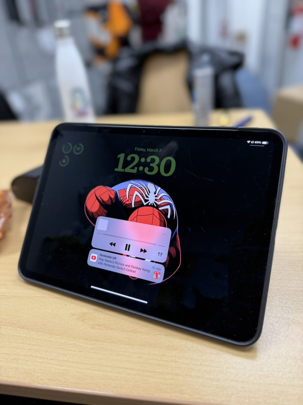 ഇന്ത്യയിൽ ഐപാഡ് എയറിൻ്റെ വില ആരംഭിക്കുന്നത് 59,900 രൂപയിലാണ്. 11 ഇഞ്ച്, വൈഫി മോഡൽ ആണിത്. വൈഫൈ, സെല്ലുലാർ കോൺഫിഗറേഷൻ്റെ വില 74,900 രൂപയാണ്. 13 ഇഞ്ചിൻ്റെ ഐപാഡ് എയർ വൈഫൈ വേരിയൻ്റിലും വൈഫൈ, സെല്ലുലാർ കോൺഫിഗറേഷനിലും ലഭിക്കും. 79,900 രൂപ, 94,900 രൂപ എന്നിങ്ങനെയാണ് ഈ മോഡലുകളുടെ വില. (Image Courtesy- Social Media)