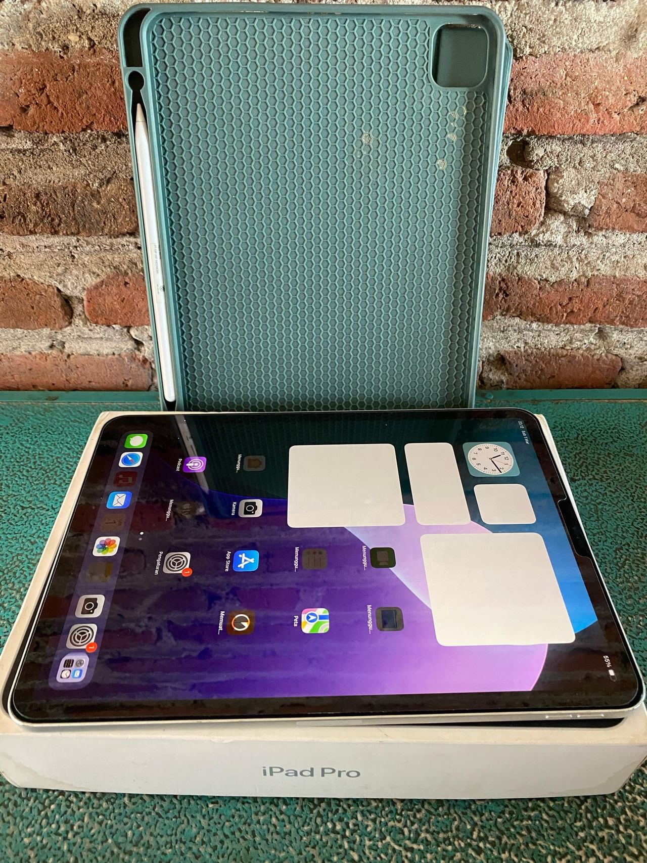 ഐപാഡ് 11, ഐപാഡ് എയർ മോഡലുകൾ മാർച്ച് 12 മുതൽ ഇന്ത്യയിൽ വില്പന ആരംഭിച്ചു. ആപ്പിൾ വെബ്സൈറ്റ്, ആപ്പിൾ സ്റ്റോർ തുടങ്ങി വിവിധ ഓൺലൈൻ, ഓഫ്‌ലൈൻ സ്റ്റോറുകളിൽ നിന്ന് ഇവ വാങ്ങാം. ഐപാഡ് പ്രോ മോഡലുകളുടെ വിലകുറഞ്ഞ പതിപ്പാണ് ഐപാഡ് എയർ. പൊതുവെ ഇതിന് ഭാരവും കുറവാണ്. (Image Courtesy- Social Media)