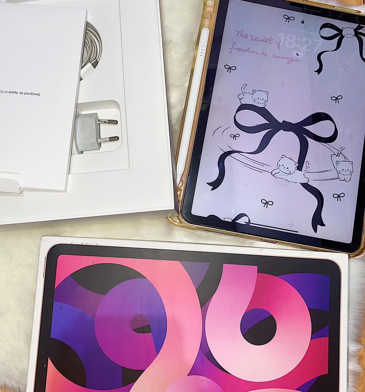 ഐപാഡ് എയറിൻ്റെയും ഐപാഡ് 11ൻ്റെയും വില്പന ആരംഭിച്ച് ആപ്പിൾ. 128 ജിബിയാണ് ഐപാഡ് 11ൻ്റെ മെമ്മറി. ഐപാഡ് എയർ ആവട്ടെ ആപ്പിളിൻ്റെ എം3 ചിപ്സെറ്റിലാണ് പ്രവർത്തിക്കുന്നത്. ആപ്പിൾ ഇൻ്റലിജൻസ് അടക്കമുള്ള സൗകര്യങ്ങളും ഐപാഡ് എയറിൽ ലഭിക്കും. രണ്ട് ഐപാഡുകളും 11 ഇഞ്ചിലും 13 ഇഞ്ചിലും ലഭിക്കും. (Image Courtesy- Social Media)