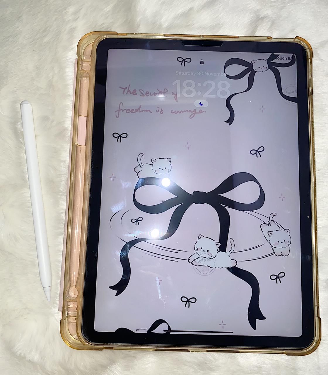 ഐപാഡ് എയർ നാല് നിറങ്ങളിലാണ് ലഭിക്കുക. നീല, പർപ്പിൾ, സ്പേസ് ഗ്രേ, സ്റ്റാർലൈറ്റ് എന്നീ നിറങ്ങളിലാണ് ഐപാഡ് എയർ വാങ്ങാൻ കഴിയുക. 12 മെഗാപിക്സൽ വൈഡ് റിയർ ക്യാമറയും 12 മെഗാപിക്സൽ സെൻട്രൽ സ്റ്റേജ് ക്യാമറയും ഐപാഡ് എയറിലുണ്ടാവും. ഐപാഡ് 11നും 12 മെഗാപിക്സലിൻ്റെ രണ്ട് ക്യാമറകളാണ് ഉണ്ടാവുക. (Image Courtesy- Social Media)