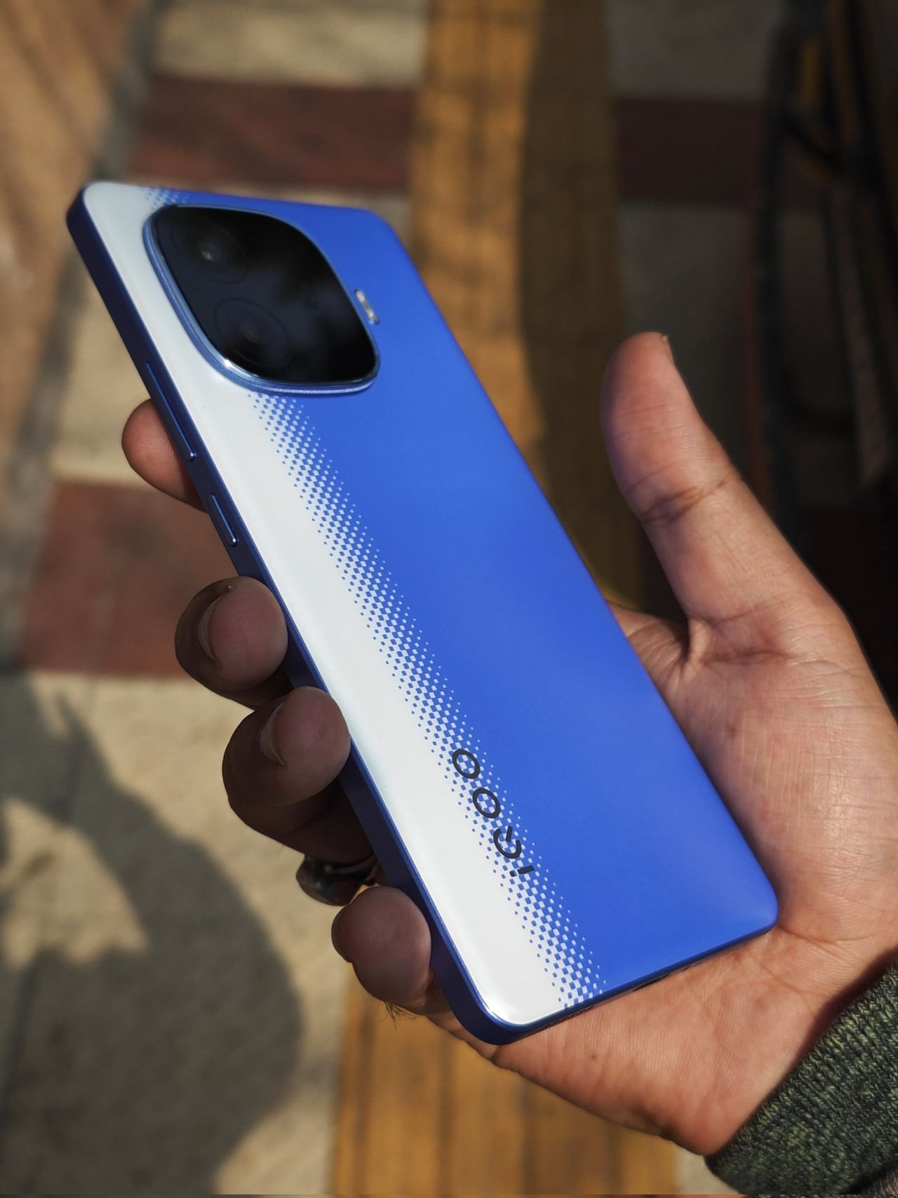 1.5കെ റെസല്യൂഷനിൽ അമോഎൽഇഡി ഡിസ്പ്ലേ ആണ് ഫോണിലുള്ളത്. 12 ജിബി വരെ റാമും 256 ജിബി വരെ മെമ്മറിയും ഫോണിൻ്റെ സവിശേഷതകളാണ്. 5 ജി അടക്കമുള്ള കണക്റ്റിവിറ്റിയും ടൈപ്പ് സി പോർട്ടും ഫോണിലുണ്ട്. ഇൻഫ്രാറെഡ് റിമോട്ട് കൺട്രോളും ഫോണിലുണ്ട്. ഒപ്റ്റിക്കൽ ഫിംഗർ പ്രിൻ്റ് സെൻസർ, ഐപി65 സുരക്ഷ എന്നിവയും ഫോണിൻ്റെ ർപത്യേകതകളാണ്. (Image Courtesy - Social Media)