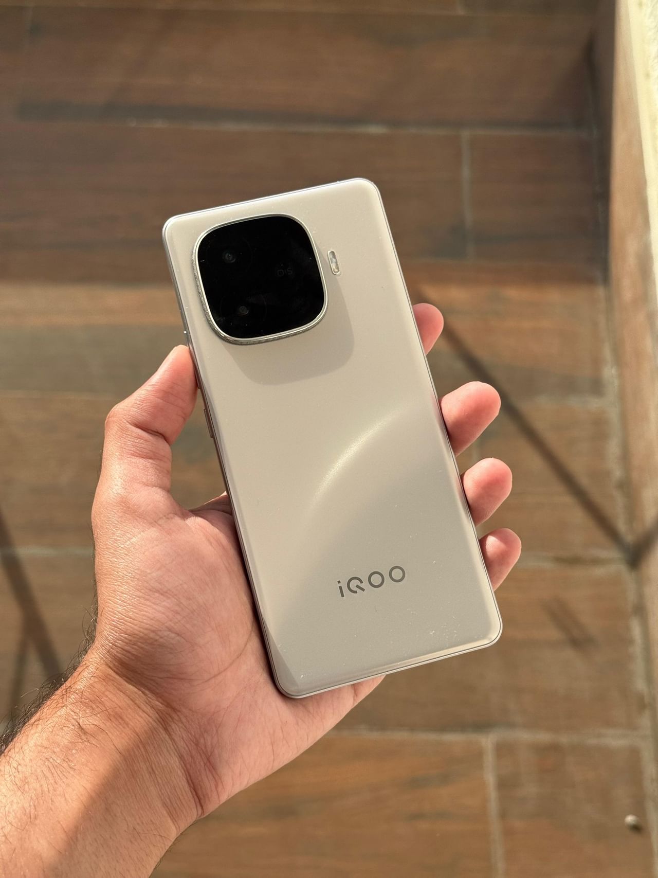 8 ജിബി റാം + 12 ജിബി മെമ്മറിയുടെ ബേസിക് വേരിയൻ്റിൻ്റെ വില 26,999 രൂപയാണ്. 8 ജിബി റാം + 256 ജിബി മെമ്മറി വേരിയൻ്റിന് 28,999 രൂപ. 12 ജിബി + 256 ജിബിയുടെ ടോപ്പ് വേരിയൻ്റിന് 30,999 രൂപ നൽകണം. മൂൺനൈറ്റ് ടൈറ്റാനിയം, റേജിങ് ബ്ലൂ നിറങ്ങളിൽ ഫോൺ ലഭിക്കും. രാജ്യത്ത് ഐകൂ ഇന്ത്യ ഇ സ്റ്റോർ വഴിയും ആമസോൺ വഴിയുമാണ് വില്പന. (Image Courtesy - Social Media)