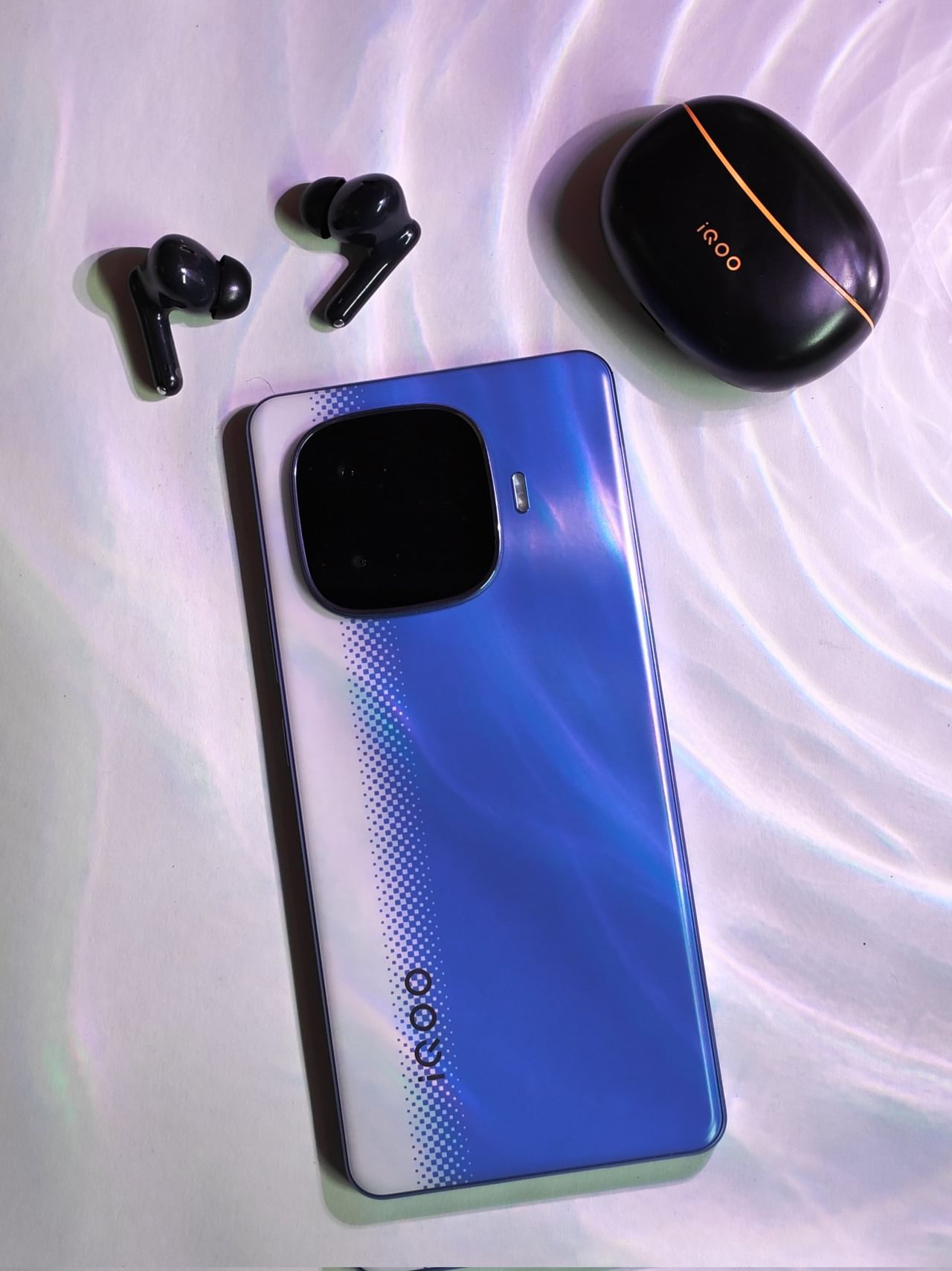 ചൊവ്വാഴ്ചയാണ് ഫോൺ ഇന്ത്യയിൽ റിലീസായത്. വൈകുന്നേരം അഞ്ച് മണി മുതൽ പ്രീബുക്കിങ് ആരംഭിച്ചിരുന്നു. 2000 രൂപയുടെ ബാങ്ക് ഡിസ്കൗണ്ടും 2000 രൂപയുടെ എക്സ്ചേഞ്ച് ബോണസും കമ്പനി നൽകുന്നുണ്ട്. തിരഞ്ഞെടുത്ത ക്രെഡിറ്റ് കാർഡ് ഉപയോഗിച്ച് ബേസിക് വേരിയൻ്റ് 24,999 രൂപയ്ക്ക് വാങ്ങാൻ കഴിയും. മാർച്ച് 19 മുതലാണ് വില്പന ആരംഭിക്കുക. (Image Courtesy - Social Media)