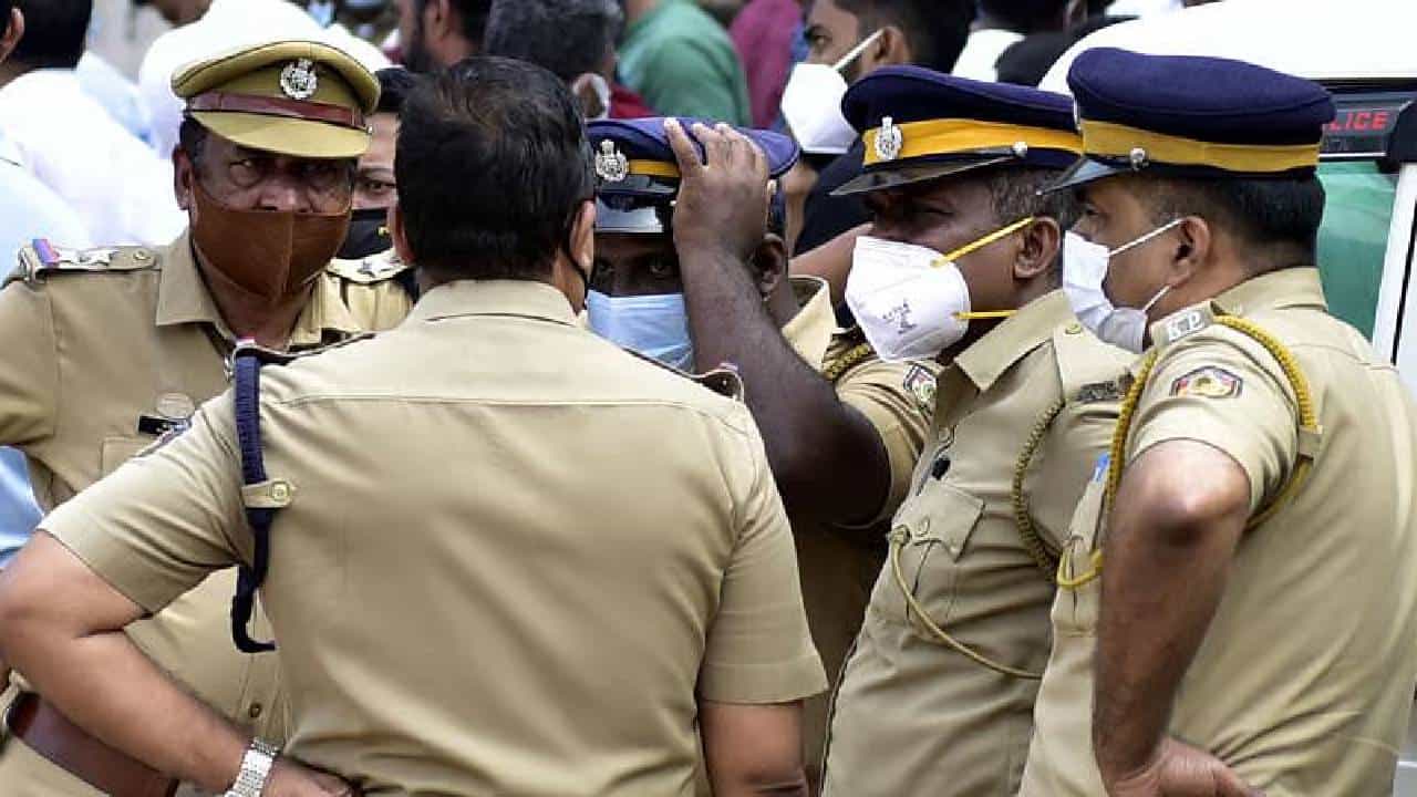 Four year old Child Death Case: ‘എന്തിനാടാ ആ കുഞ്ഞിനോട് ഇങ്ങനെ ചെയ്തത്, അവനെ ഇങ്ങോട്ട് വിട് സാറെ’; നാല് വയസുകാരിയെ പീഡിപ്പിച്ച പ്രതിക്കുനേരെ കയ്യേറ്റശ്രമം