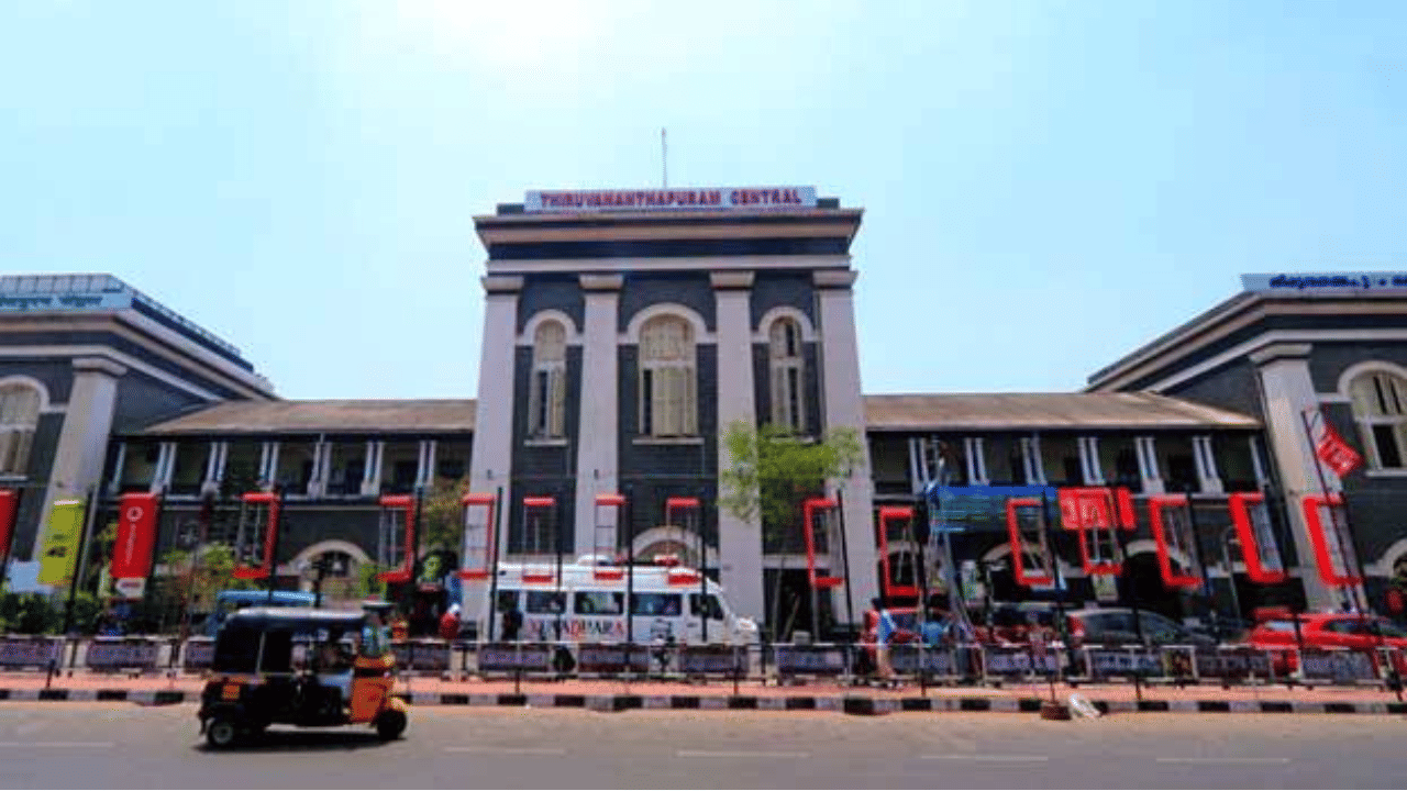 Railway Parking Fee Hike: പാർക്ക് ചെയ്താൽ കീശ കാലി? സ്റ്റേഷനുകളിലെ പാർക്കിങ് നിരക്ക് വർധിപ്പിച്ചു; അധിക തുക നൽകിയാൽ ഹെൽമെറ്റ് സൂക്ഷിക്കാം