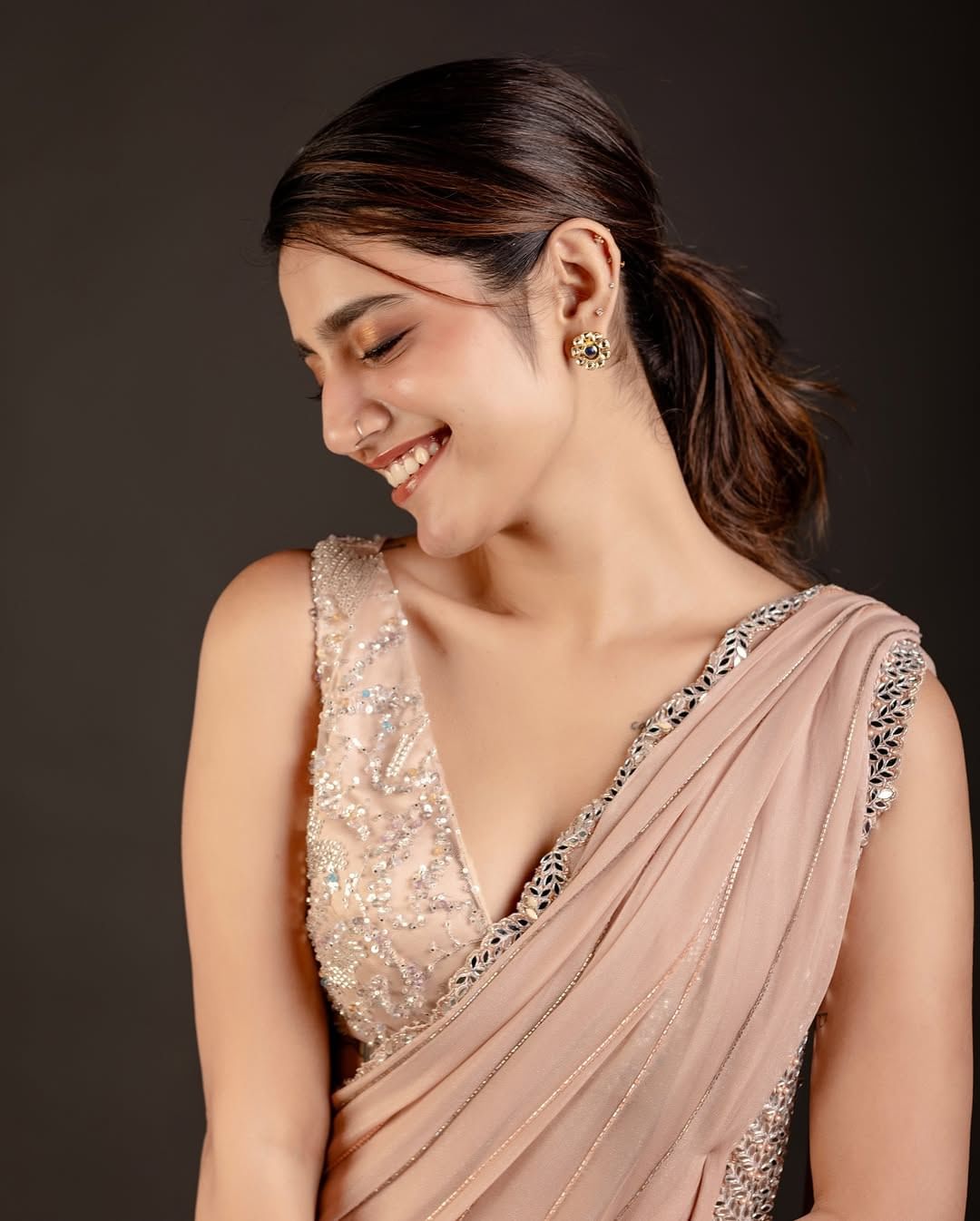 ഒറ്റ ദിവസം കൊണ്ട് ലക്ഷക്കണക്കിന് ആളുകളാണ് നടിയെ ഇന്സ്റ്റാഗ്രാമിലൂടെ ഫോളോ ചെയ്തത്. പ്രമുഖരായ പല താരങ്ങളെയും മറികടക്കാൻ പ്രിയയ്ക്ക് സാധിച്ചിരുന്നു. എന്നാൽ പിന്നീട് അങ്ങോട്ടേക്ക് അത്ര വലിയ രീതിയിലുള്ള അവസരങ്ങൾ താരത്തിനു ലഭിച്ചിരുന്നില്ല. (image credits:instagram)