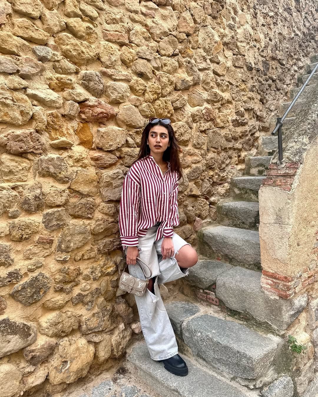 എന്നാൽ ഇതിനിടെയിലും താരം സോഷ്യൽ മീഡിയയിൽ സജീവമായിരുന്നു. ഇൻസ്റ്റാഗ്രാമിലൂടെ പരസ്യവും പ്രമോഷനും ചെയ്ത് ശ്രദ്ധ നേടിയിരുന്നു. ഇതിലൂടെ നല്ലൊരു വരുമാനമാണ് താരത്തിനെ തേടിയെത്തിയത്. ഇക്കാര്യം താരം തന്നെ തുറന്നുപറഞ്ഞതാണ് ഇപ്പോൾ സോഷ്യൽ മീഡിയയിൽ വൈറലാകുന്നത്. (image credits:instagram)