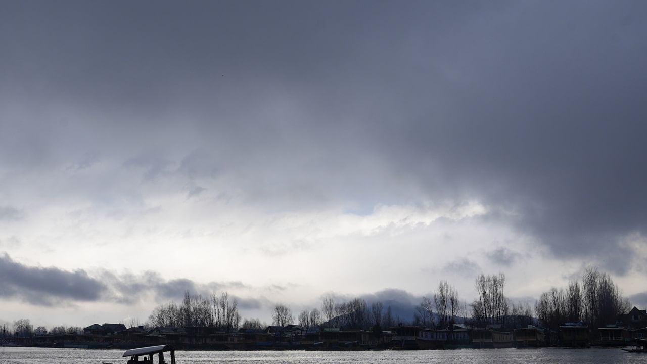 Kerala Weather Updates: ആശ്വാസം, കുളിര്മഴയെത്തുന്നു; 11ന് മൂന്ന് ജില്ലകളില് യെല്ലോ അലര്ട്ട് Kerala Weather Updates: ആശ്വാസം, കുളിര്മഴയെത്തുന്നു; 11ന് മൂന്ന് ജില്ലകളില് യെല്ലോ അലര്ട്ട്