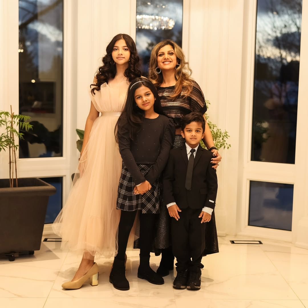 തനിക്ക് അഞ്ച് മക്കൾ വേണമെന്നായിരുന്നു ആഗ്രഹം. പക്ഷേ മൂന്നില് നിര്ത്തേണ്ടി വന്നു, മൂന്നും സി സെക്ഷന് ആയിരുന്നു, അതുകൊണ്ട് ഇനി പറ്റില്ല എന്ന് ഡോക്ടര് പറഞ്ഞുവെന്നും രംഭ പറയുന്നു.(image credits:instagram)