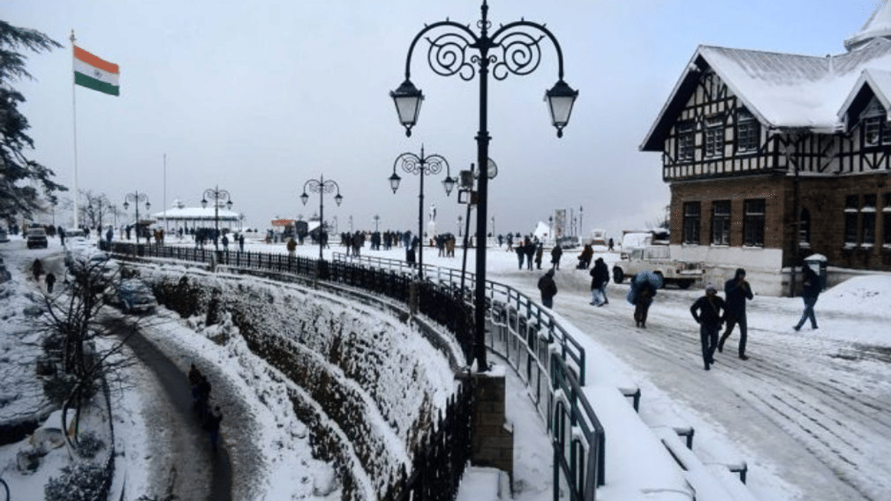 വേനവധിയായതിനാൽ എങ്ങോട്ട് യാത്രപോകണമെന്ന ആശങ്കയിലാകും എല്ലാവരും. ഇപ്പോഴത്തെ ചൂടുള്ള കാലാവസ്ഥയ്ക്ക് അനുയോജ്യമായ സ്ഥലങ്ങൾ തന്നെ കണ്ടെത്തുകയും വേണം. നമ്മുടെ നാട്ടിൽ ചൂടാണെങ്കിലും എല്ലായിടത്തും അത് അങ്ങനെയാകണമെന്നില്ലലോ? ഹിമാലയത്തിന്റെ ഉയർന്ന പ്രദേശങ്ങൾ മഞ്ഞിൽ പുതച്ചിരിക്കുകയാണ്.
