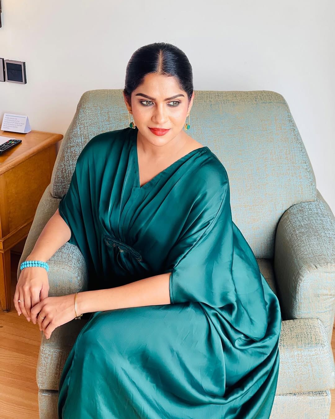 ഇത് കണ്ട് എല്ലാവരും അയ്യോ മോളേ എന്നൊക്കെ പറഞ്ഞപ്പോൾ താൻ വല്ലാതെയായെന്നും സ്വാസിക പറയുന്നു. ആളുകൾ മാത്രമാണെങ്കിൽ പ്രശ്നമില്ല. പക്ഷേ ക്യാമറയും ഉണ്ടായതുകൊണ്ട് ആശങ്ക തോന്നിയെന്നാണ് താരം പറയുന്നത്. താൻ ആരൊക്കെയോ മൊബൈലില്‍ പകര്‍ത്തുന്നത് കണ്ടിരുന്നുവെന്നാണ് സ്വാസിക പറയുന്നത്.