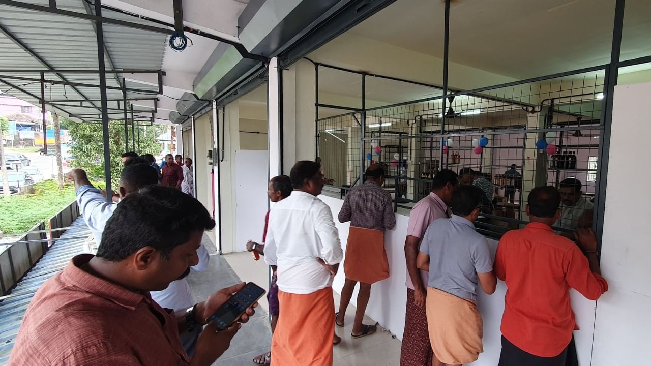 ഏപ്രിൽ മാസത്തിൽ ബെവ്കോയ്ക്ക് പൊതു അവധികളുണ്ട്. ദുഖ വെള്ളി ദിനവും അവധി തന്നെയാണ്. എന്നാൽ ഏപ്രിൽ -14-ന് ബെവ്കോ പ്രവർത്തിക്കും. അതായത് വിഷുദിനത്തിൽ മറ്റ് പ്രശ്നങ്ങളില്ല