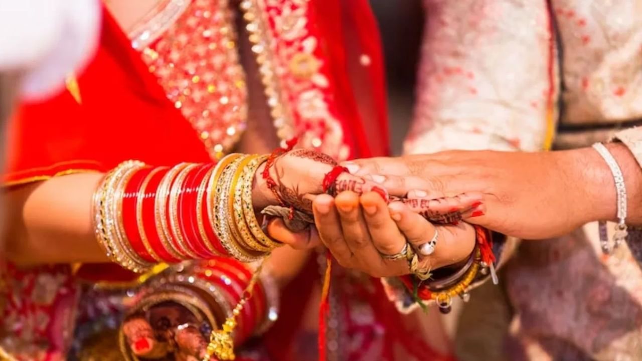 ആരുടെയെങ്കിലും വിവാഹമോ നിങ്ങളുടെ സ്വന്തം വിവാഹമോ സ്വപ്നത്തിൽ കാണുന്നുവെങ്കിൽ, അത് വളരെ അശുഭകരമാണ്. സ്വപ്ന വ്യാഖ്യാനം അനുസരിച്ച്, സമീപഭാവിയിൽ നിങ്ങൾക്ക് ഒരു വലിയ പ്രശ്നം നേരിടേണ്ടി വന്നേക്കാം