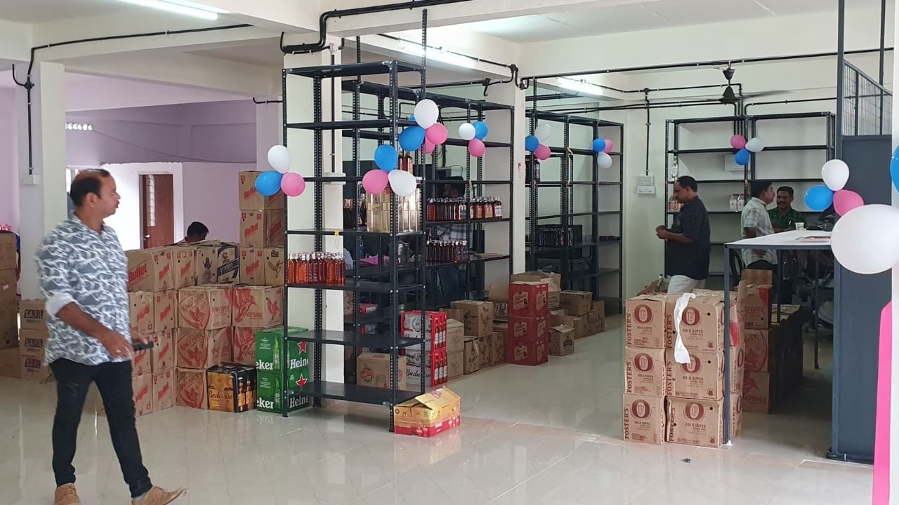 ഇതോടെ വിഷു സംബന്ധിച്ച അവധി സംശയങ്ങൾ ഏതാണ്ട് പൂർത്തിയായല്ലോ, ഇനി അക്കാര്യത്തിൽ ആശങ്കക്കടിസ്ഥാനമില്ല. ഏന്നാൽ ഏപ്രിലിൽ വിഷു കഴിഞ്ഞാൽ അവധി മറ്റൊന്ന് കൂടി വരുന്നുണ്ട്. അതാണ് ദുഖ: വെള്ളി ഏപ്രിൽ 18-ന് ദുഖ വെള്ളി ദിനത്തിൽ ബെവ്കോ തുറക്കില്ല