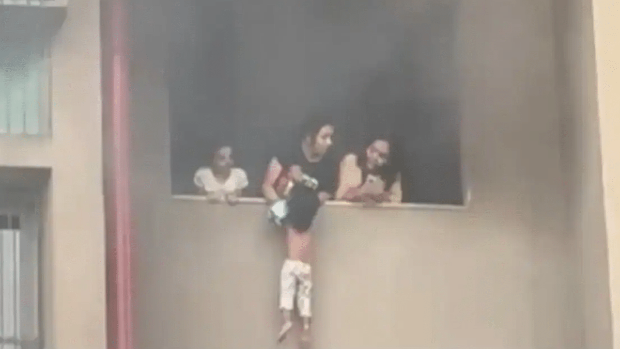 Ahmedabad Fire Accident: അഹമ്മദാബാദ് തീപ്പിടിത്തം; രക്ഷാപ്രവര്‍ത്തകരെ കാത്ത് സ്ത്രീയുടെ കൈകളില്‍ തൂങ്ങിക്കിടന്ന് കുഞ്ഞ്, വീഡിയോ പുറത്ത്