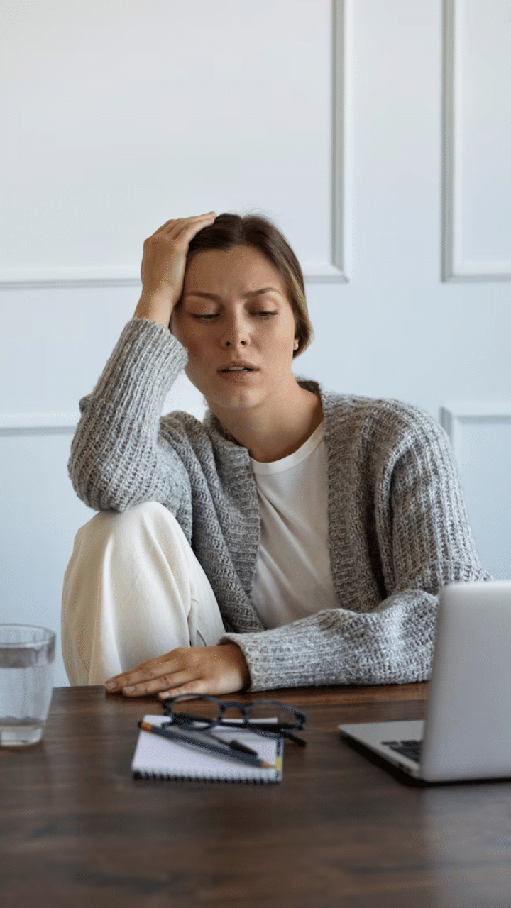 Anxiety : അൽപം ആധിയുണ്ടാകുന്ന വിഷയങ്ങളോട് മനസ്സിന്റെ പ്രതികരണം മാത്രമാണിത്. എന്നാൽ ഇവയെ നിയന്ത്രിക്കാൻ സഹായിക്കുന്ന ചില ഭക്ഷണങ്ങളുണ്ട്.