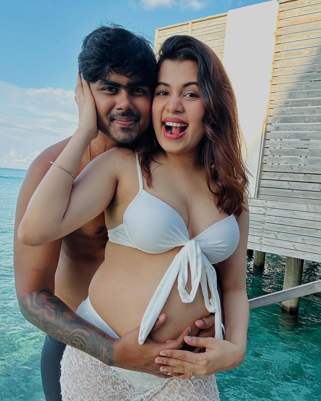 വിവരമില്ല, വലിയ ക്രെഡിറ്റ് ആണ് ഇതെല്ലാം എന്നാണ് വിചാരം. കൃഷ്ണകുമാറിന്റെ മകള്ക്ക് ഇതിലും തരംതാഴാന് കഴിയും, ചാണകം തന്നെയാണ് തിന്നുന്നതെന്ന് മനസിലായി, ഒട്ടും സംസ്കാരമില്ല.