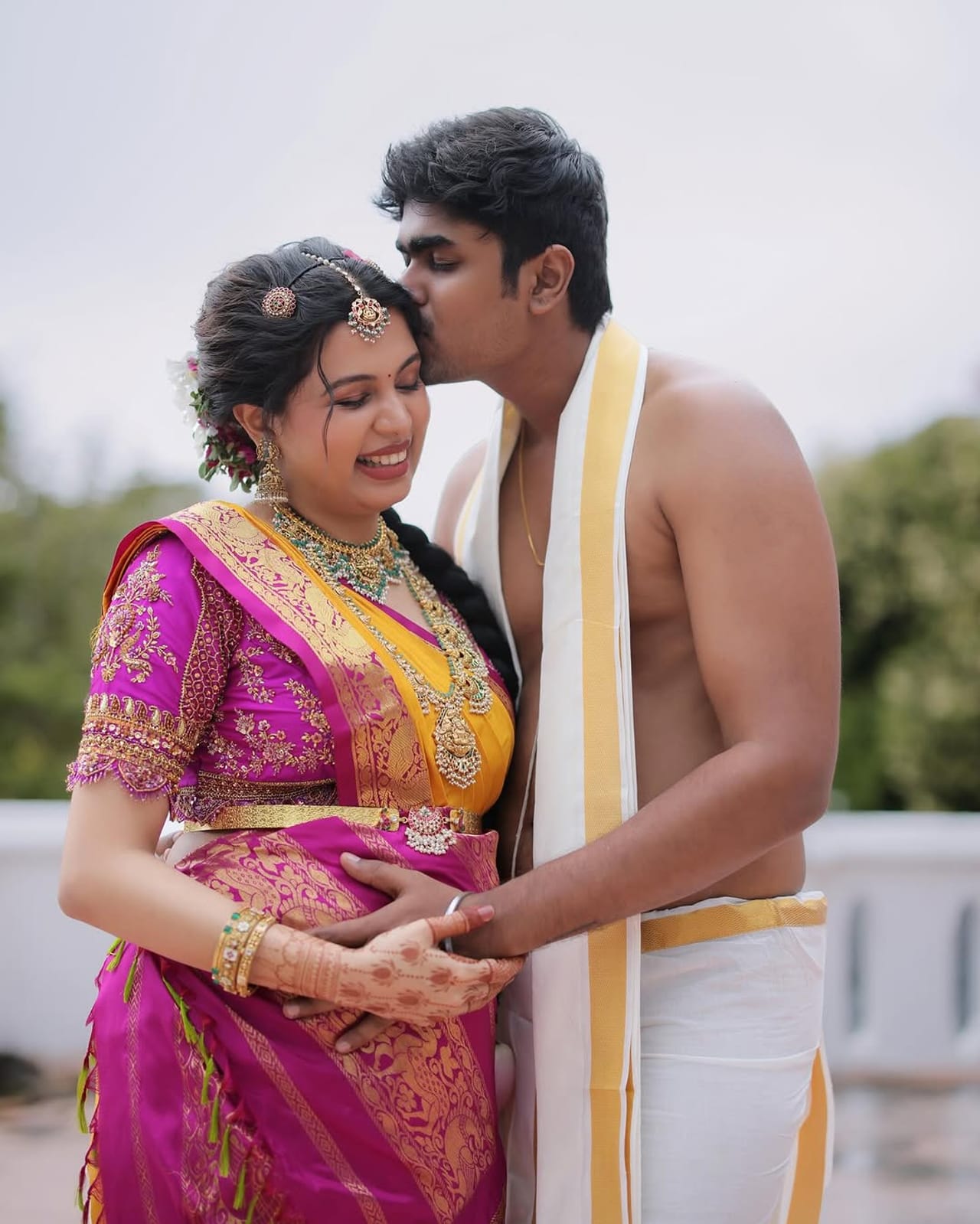 സോഷ്യല്‍ മീഡിയ ഇന്‍ഫ്‌ളുവന്‍സര്‍ എന്നതിലുപരി സ്വന്തമായൊരു ബിസിനസ് നടത്തി മുന്നോട്ട് പോകുകയാണ് കൃഷ്ണ കുമാറിന്റെ രണ്ടാമത്തെ മകള്‍ ദിയ കൃഷ്ണ. അമ്മയാകാന്‍ പോകുന്ന ദിയയുടെ വിശേഷങ്ങള്‍ എപ്പോഴും ആരാധകരുമായി പങ്കുവെക്കാറുമുണ്ട്. ഇപ്പോഴിതാ കുഞ്ഞിന്റെ ജനനത്തിന് മുമ്പ് അവധി ആഘോഷിക്കുന്ന ദിയയുടെ ചിത്രങ്ങളാണ് പുറത്തുവരുന്നത്. (Image Credits: Instagram)