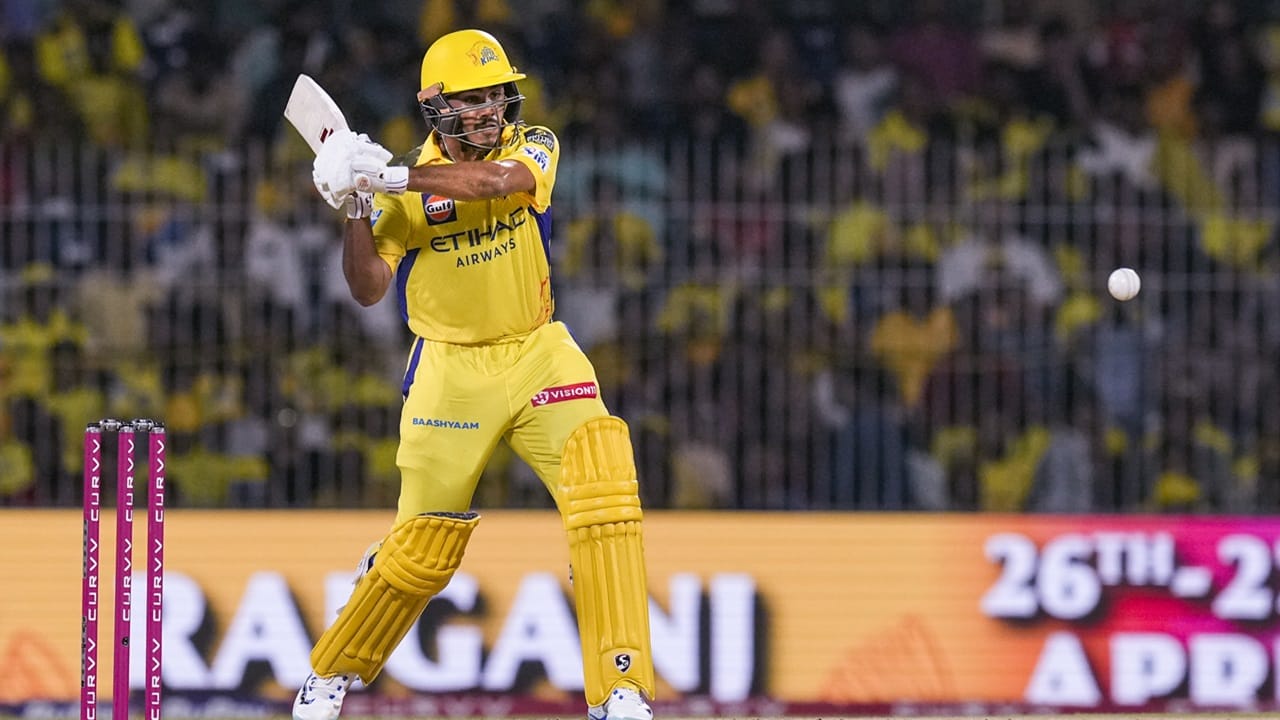 ഐപിഎല്‍ 2025 സീസണില്‍ നിരാശജകമായ പ്രകടനമാണ് ചെന്നൈ സൂപ്പര്‍ കിങ്‌സ് തുടരുന്നത്. ഒടുവില്‍ നടന്ന മത്സരത്തില്‍ സണ്‍റൈസേഴ്‌സ് ഹൈദരാബാദിനോടും തോറ്റു. ടീമിന്റെ മോശം പ്രകടനങ്ങള്‍ക്കിടയിലും 17കാരന്‍ ആയുഷ് മാത്രെ ചെന്നൈയ്ക്കായി മികച്ച ബാറ്റിങ്‌ കാഴ്ചവയ്ക്കുന്നു (Image Credits: PTI)