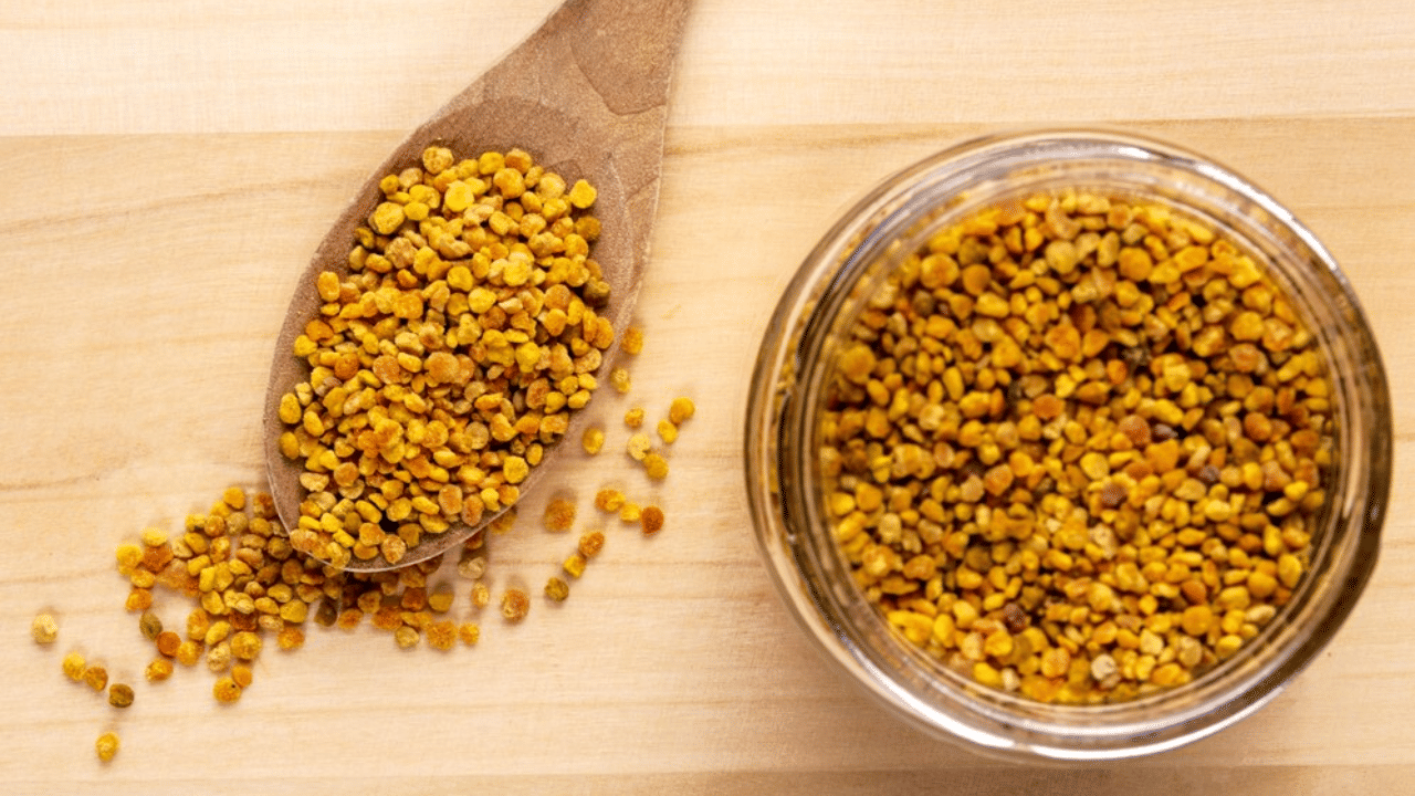 ഉലുവ വെള്ളം വെറും വയറ്റിൽ കുടിക്കുന്നത് ചീത്ത കൊളസ്ട്രോളിന്റെ അളവ് കുറയ്ക്കാനും ഹൃദയാരോഗ്യം മെച്ചപ്പെടുത്താനും സഹായിക്കും. അതുപോലെ തന്നെ രക്തത്തിലെ പഞ്ചസാരയുടെ അളവ് നിയന്ത്രിക്കാൻ ഇത് ഏറെ സഹായകമാണ്. (Image Credits: Freepik)