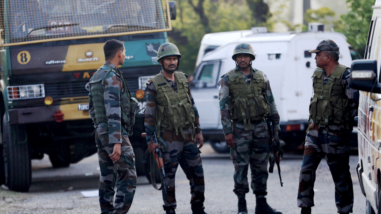 BSF jawan in Pakistan custody: അബദ്ധത്തിൽ നിയന്ത്രണരേഖ മറികടന്നു; ബിഎസ്എഫ് ജവാനെ കസ്റ്റഡിയിലെടുത്ത് പാകിസ്ഥാൻ, മോചനത്തിന് ചർച്ചകൾ തുടരുന്നു