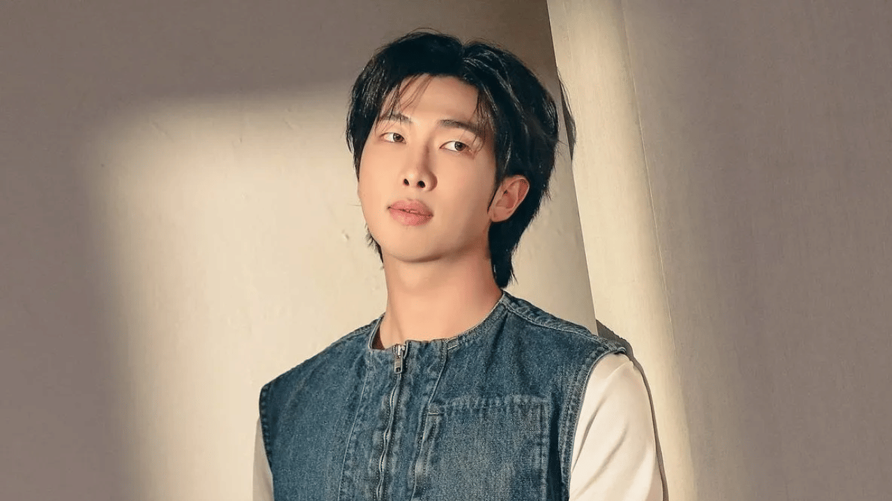 കെ-പോപ്പ് മേഖലയുടെ പലരും പറയാൻ മടിക്കുന്ന ഇരുണ്ട വശങ്ങളെ കുറിച്ച് സംസാരിക്കുകയും തന്റെ അഭിപ്രായങ്ങൾ ഭയമില്ലാതെ തുറന്നു പറയുകയും ചെയ്യുന്നയാളാണ് കൊറിയൻ സംഗീത ബാൻഡായ ബിടിഎസിന്റെ ലീഡർ കിം നംജൂൺ അഥവാ ആർഎം. (Image Credits: X)