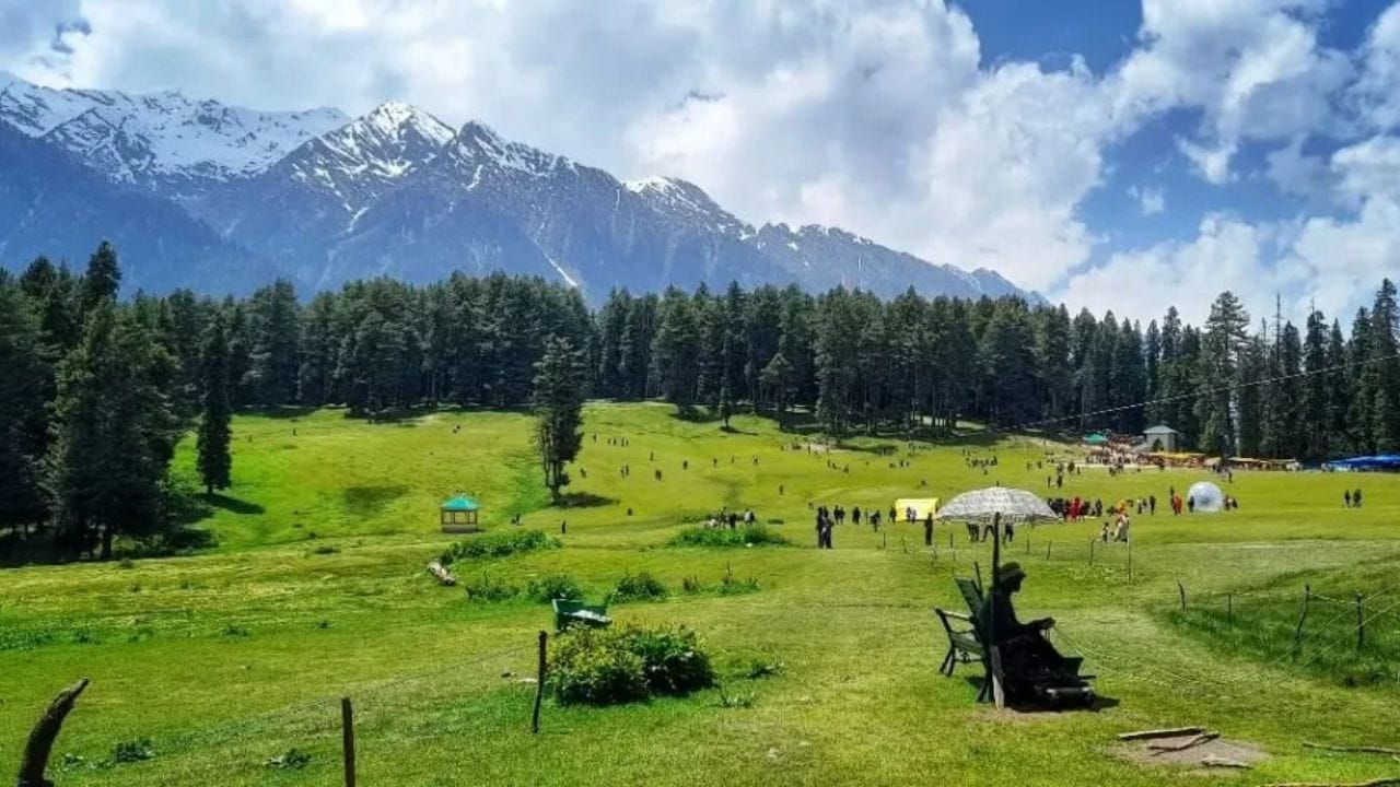 ബൈസരണ്‍- ഇന്ത്യയിലെ മിനി സ്വിറ്റ്‌സര്‍ലന്‍ഡ് എന്നറിയപ്പെടുന്ന സ്ഥലമാണ് ബൈസരണ്‍. പ്രകൃതി സൗന്ദര്യം തന്നെയാണ് ഇവിടേക്ക് ആളുകളെ ആകര്‍ഷിക്കുന്നത്. ഉല്ലാസവും സാഹസികതയും ആഗ്രഹിക്കുന്നവര്‍ക്കും തീര്‍ച്ചയായും ബൈസരണ്‍ പുത്തന്‍ അനുഭവമായിരിക്കും. (Image Credits: Social Media)