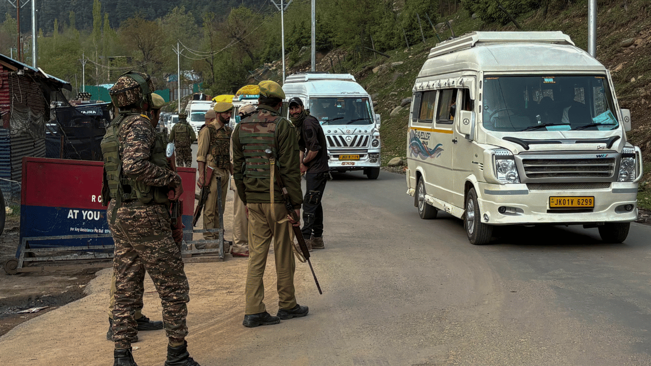 Bandipora Encounter: ലഷ്കർ കമാൻഡറെ വധിച്ച് ഇന്ത്യൻ സൈന്യം; ബന്ദിപൂരിൽ ഏറ്റുമുട്ടൽ, രണ്ട് സൈനികർക്ക് പരിക്കേറ്റു Bandipora Encounter: ലഷ്കർ കമാൻഡറെ വധിച്ച് ഇന്ത്യൻ സൈന്യം; ബന്ദിപൂരിൽ ഏറ്റുമുട്ടൽ, രണ്ട് സൈനികർക്ക് പരിക്കേറ്റു