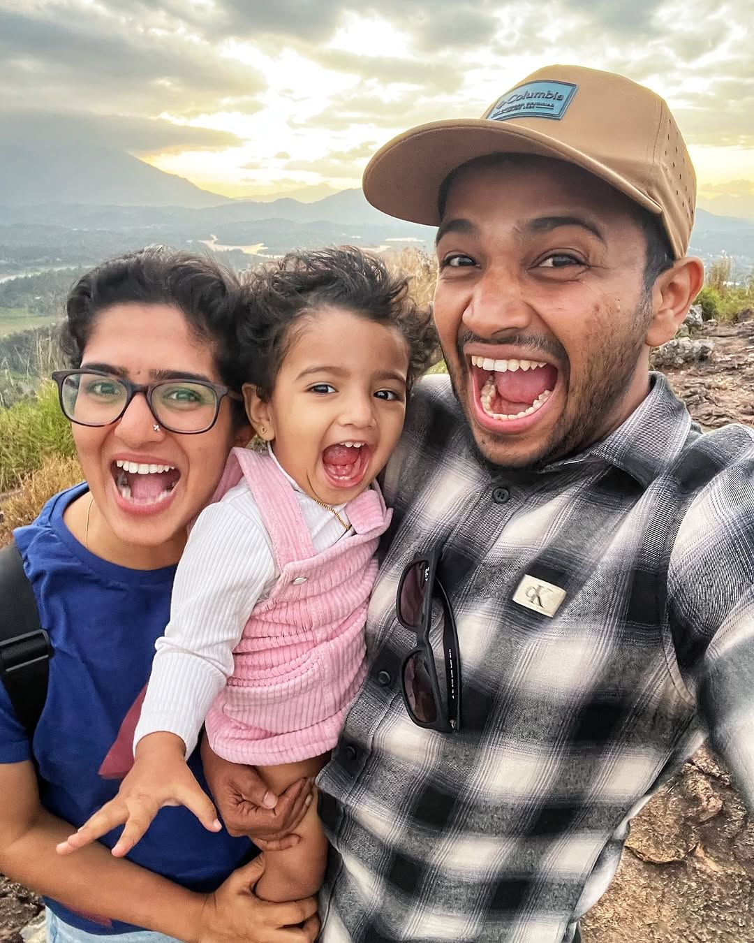 ആദ്യമൊക്കെ എലിസബത്തിന് പേടിയായിരുന്നു. തന്റെയും അവളുടെയും അപ്പനും അമ്മയും ചേച്ചിയുമെല്ലാം എപ്പോഴും വിളിക്കും. താനും കൊച്ചും മാത്രമേ വീട്ടില് ഉണ്ടായിരുന്നുള്ളു. രാത്രി അവള് എഴുന്നേറ്റാല് ഇവന് എന്ത് ചെയ്യും, കൊച്ചിനെ കുളിപ്പിക്കുമോ തുടങ്ങി എല്ലാത്തിനും ടെന്ഷന് ആയിരുന്നു.