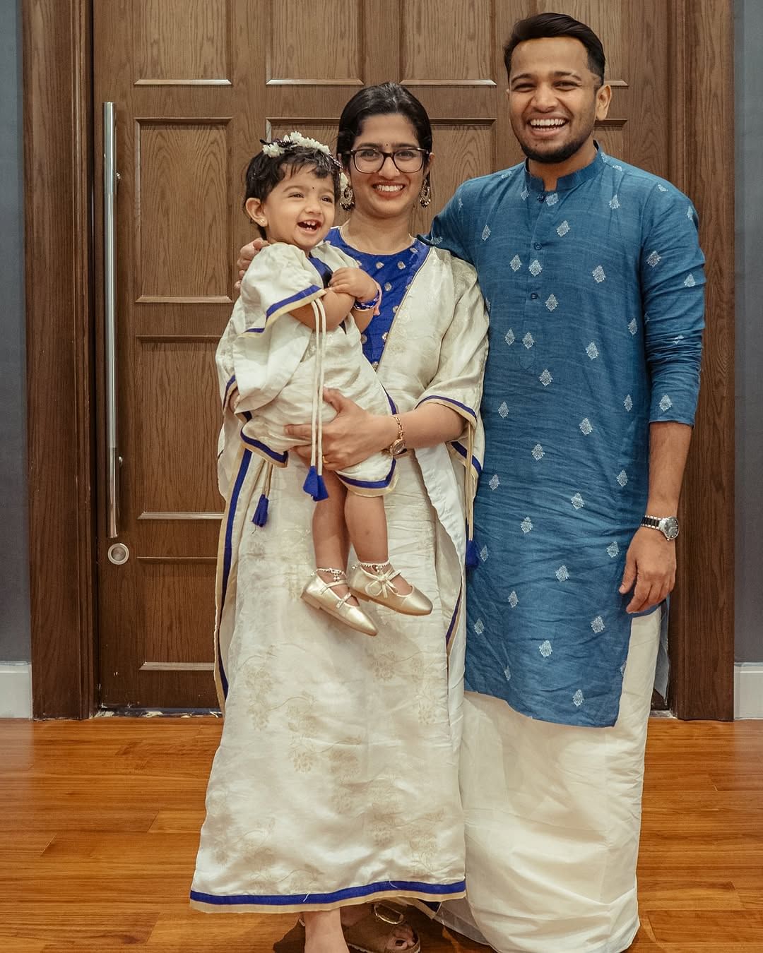 എലിസബത്ത് ഗര്ഭിണിയായിരുന്ന സമയത്ത് താന് എആര്എമ്മിന്റെ ഷൂട്ടിലായിരുന്നു. ഡെലിവറി അടുത്ത് നില്ക്കുന്ന സമയമാണത്. അവള്ക്കൊപ്പം നില്ക്കണമെന്ന് ആഗ്രഹമുണ്ടായിരുന്നു. ഷൂട്ടിങ് തീരാന് വൈകി. ഡെലിവറി സമയത്ത് പോരാളിയായി എലിസബത്തിനോടൊപ്പം താനും ലേബര് റൂമില് കയറിയിരുന്നു.