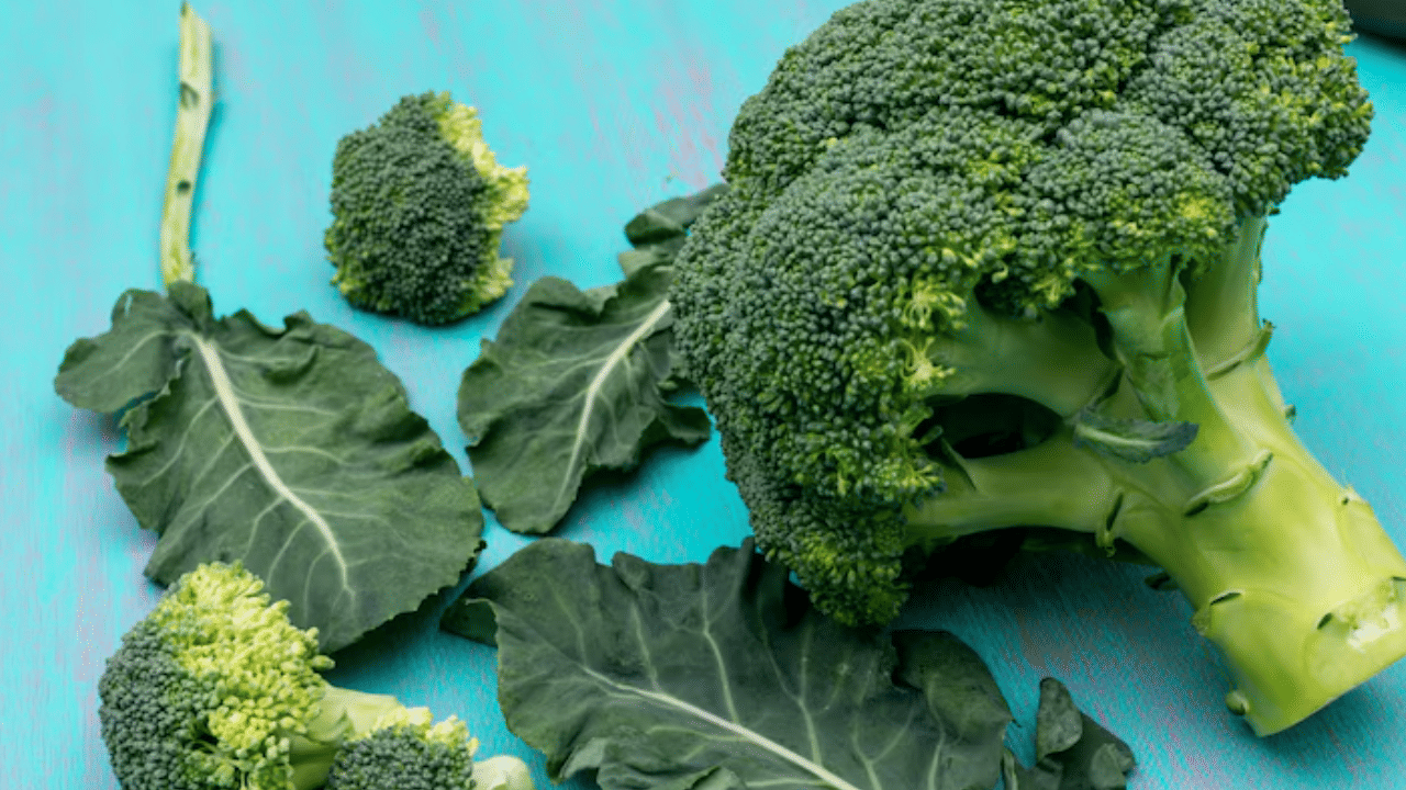 ഇവയിലെ വിറ്റാമിൻ സി, ചർമ്മത്തിൻ്റെ ഇലാസ്തികത നിലനിർത്താനും പ്രായമാകുന്നതിൻ്റെ ലക്ഷണങ്ങൾ കുറയ്ക്കാനും സഹായിക്കുന്ന കൊളാജന്റെ ഉൽപാദനത്തെ പ്രോത്സാഹിപ്പിക്കുന്നു.