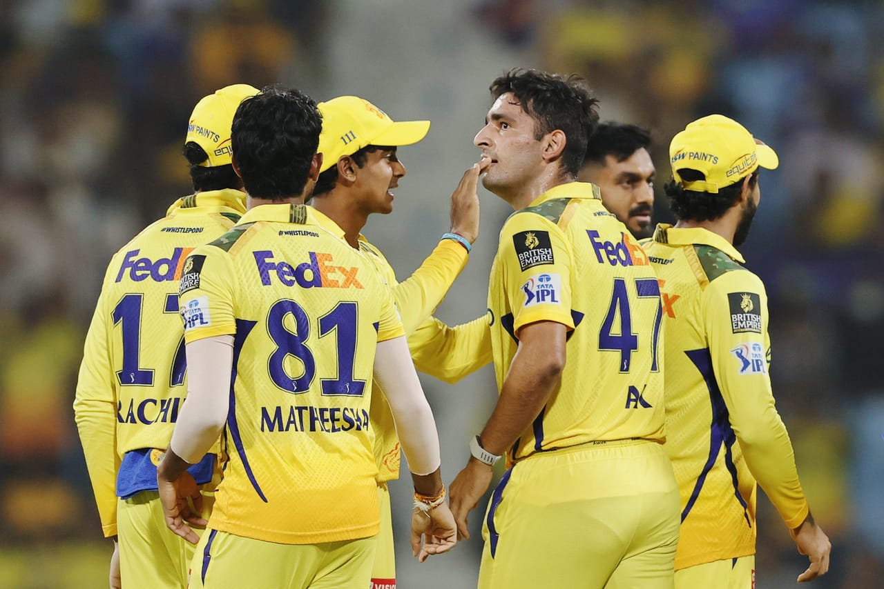 നിലവിലെ ഐപിഎൽ സീസണിൽ തുടർച്ചയായ അഞ്ച് തോൽവിയ്ക്ക് ശേഷം ചെന്നൈ സൂപ്പർ കിംഗ്സ് തങ്ങളുടെ രണ്ടാം ജയം കുറിച്ചിരുന്നു. ലഖ്നൗ സൂപ്പർ ജയൻ്റ്സിനെ തോല്പിച്ചാണ് അഞ്ച് വിക്കറ്റിന് തോല്പിച്ചാണ് ചെന്നൈ തങ്ങളുടെ രണ്ടാം ജയം സ്വന്തമാക്കിയത്. 11 പന്തിൽ പുറത്താവാതെ 26 റൺസ് നേടിയ എംഎസ് ധോണിയായിരുന്നു കളിയിലെ താരം. (Image Courtesy - Social Media)