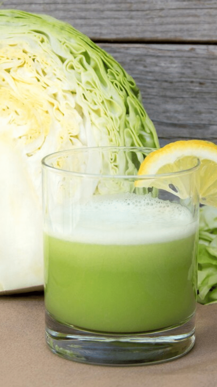 Cabbage Juice Benefits : നാരുകൾ കൂടുതലും കലോറി കുറഞ്ഞതുമായ ഒന്നാണ് കാബേജ് ജ്യൂസ്. ഇത്  മികച്ച ദഹനത്തെ പിന്തുണയ്ക്കുകയും വയറു വീർക്കുന്നത് കുറയ്ക്കുകയും ചെയ്യും.