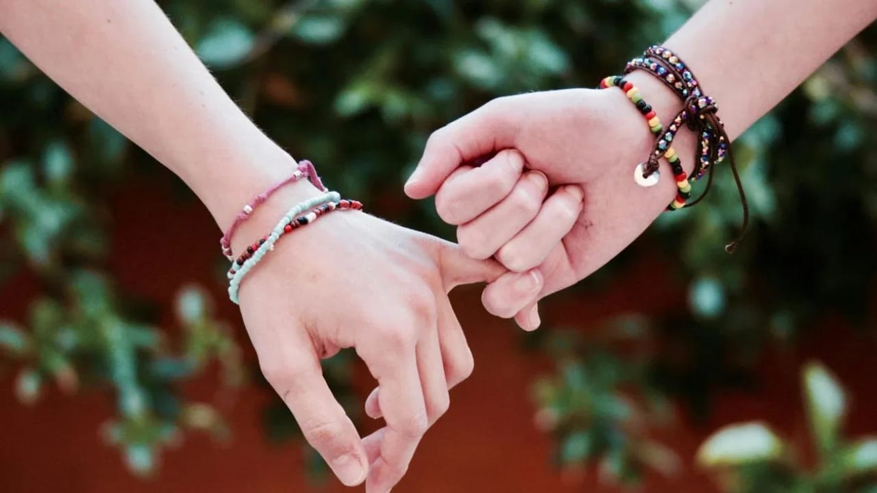 സംസ്കാരസമ്പന്നയും, സാമൂഹിക സ്വഭാവം, ദൈവ വിശ്വാസിയുമായ ഭാര്യമാരുള്ള ഭർത്താക്കൻമാർക്കും ജീവിതത്തിൽ സന്തോഷം കൈവരുമെന്ന് ചാണക്യൻ പറയുന്നു. ഭർത്താവിന് അനാവശ്യ സമ്മർദ്ദം ഇവർ നൽകാറില്ല