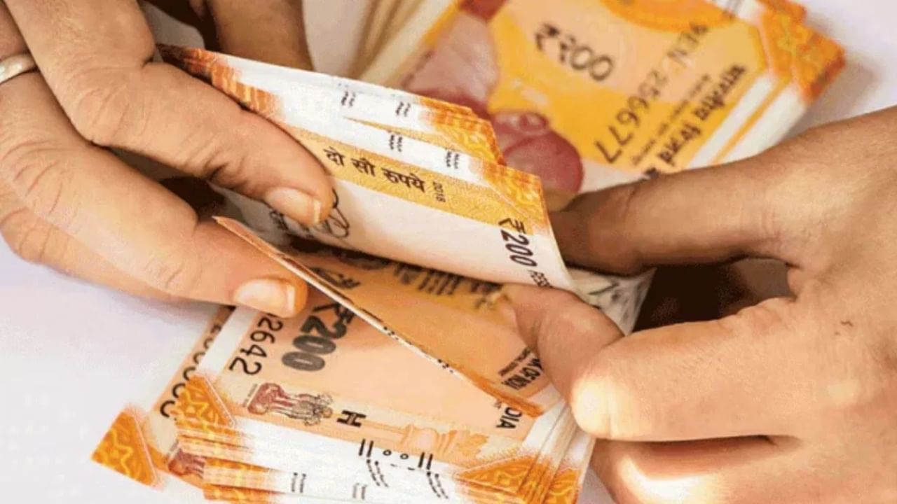 ഉള്ളതിൽ സംതൃപ്തനായിരിക്കുന്ന, ഒരിക്കലും അത്യാഗ്രഹത്തിൽ വീഴാത്തവർക്കും  ഭൂമിയിലാണ് സന്തോഷം. ഇത്തരം ആളുകൾക്ക് ചെറിയ പൈസ കൊണ്ട്
 എങ്ങനെ സന്തോഷത്തോടെ ജീവിക്കാമെന്നും എങ്ങനെ ജീവിതത്തിൽ സന്തോഷം നിലനിർത്താമെന്നും മനസ്സിലാക്കുന്നവരായിരിക്കും