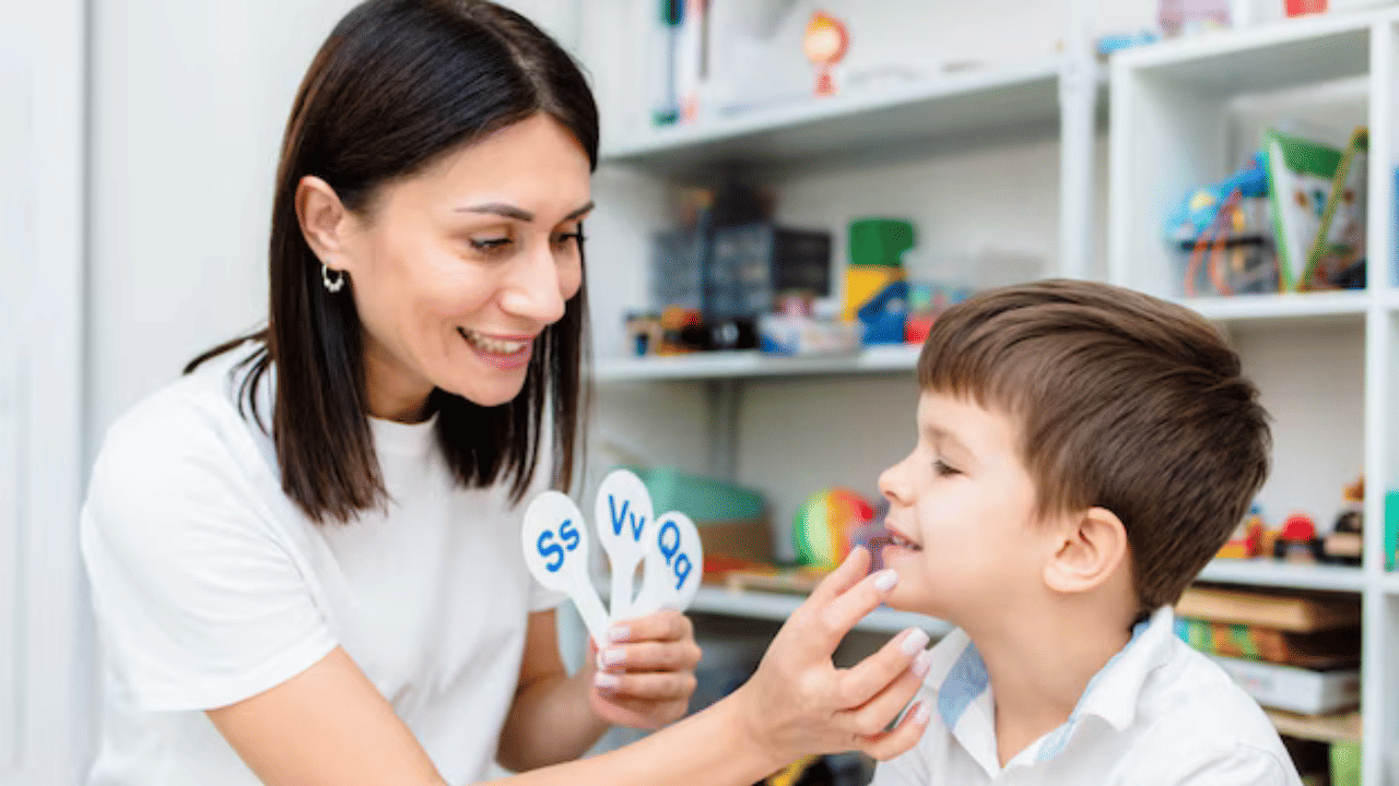 കള്ളം പറയാത്തവരായി ആരുമില്ല. ചില സാഹചര്യങ്ങളാണ് നമ്മെ അതിന് പ്രേരിപ്പിക്കുന്നത്. എന്നാൽ സത്യസന്ധമല്ലാത്ത കാര്യങ്ങൾക്ക് കള്ളങ്ങൾ പറയുന്നത് അത്ര നല്ല ശീലമല്ല. പ്രത്യേകിച്ച് കുട്ടികളിൽ. കള്ളം പറയുന്ന കുട്ടിയെ കൈകാര്യം ചെയ്യുന്നത് ക്ഷമയോടെയും വളരെയധികം മനസിലാക്കിയും ആയിരിക്കണം. 