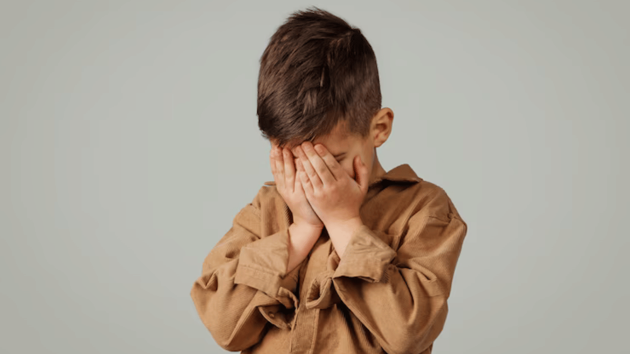 Child Shyness: കുട്ടികൾ സമൂഹത്തിൽ നിന്ന് മാറിനിൽക്കുകയാണോ? നാണവും ചമ്മലും മാറ്റേണ്ടത് ഇങ്ങനെ Child Shyness: കുട്ടികൾ സമൂഹത്തിൽ നിന്ന് മാറിനിൽക്കുകയാണോ? നാണവും ചമ്മലും മാറ്റേണ്ടത് ഇങ്ങനെ