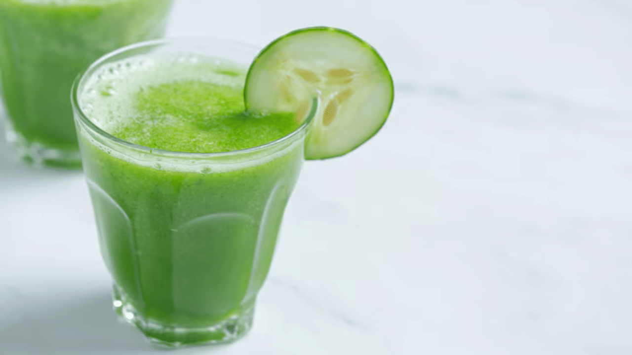 ചേരുവകൾ: 1 വെള്ളരിക്ക, 7-8 കറിവേപ്പില, 5-6 പുതിനയില, 1 നെല്ലിക്ക (ഇന്ത്യൻ നെല്ലിക്ക), ഒരു നുള്ള് പാറ ഉപ്പ് അല്ലെങ്കിൽ പിങ്ക് ഉപ്പ്, 1 ഗ്ലാസ് വെള്ളം, 1/4 ടീസ്പൂൺ ജീരകം എന്നിവയാണ് ഈ ജ്യൂസിന് ആവശ്യമായ ചേരുവകൾ.