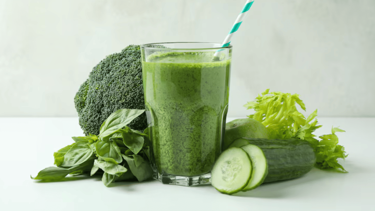 വെള്ളരിക്ക, കറിവേപ്പില, പുതിനയില, നെല്ലിക്ക എന്നിവ ചേർത്ത് ഉണ്ടാക്കുന്ന ഈ ജ്യൂസ് ചർമ്മത്തിന് വേണ്ടിയുള്ള ​ഗുണത്തിനും തിളക്കത്തിനും ഗുണം ചെയ്യുന്നു. കൂടാതെ ഈ ജ്യൂസ് കുടിക്കുന്നത് ശരീരഭാരം കുറയ്ക്കാനും, തിളക്കമുള്ള ചർമ്മത്തിനും, മുടി കൊഴിച്ചിൽ കുറയ്ക്കാനും സഹായിക്കും.