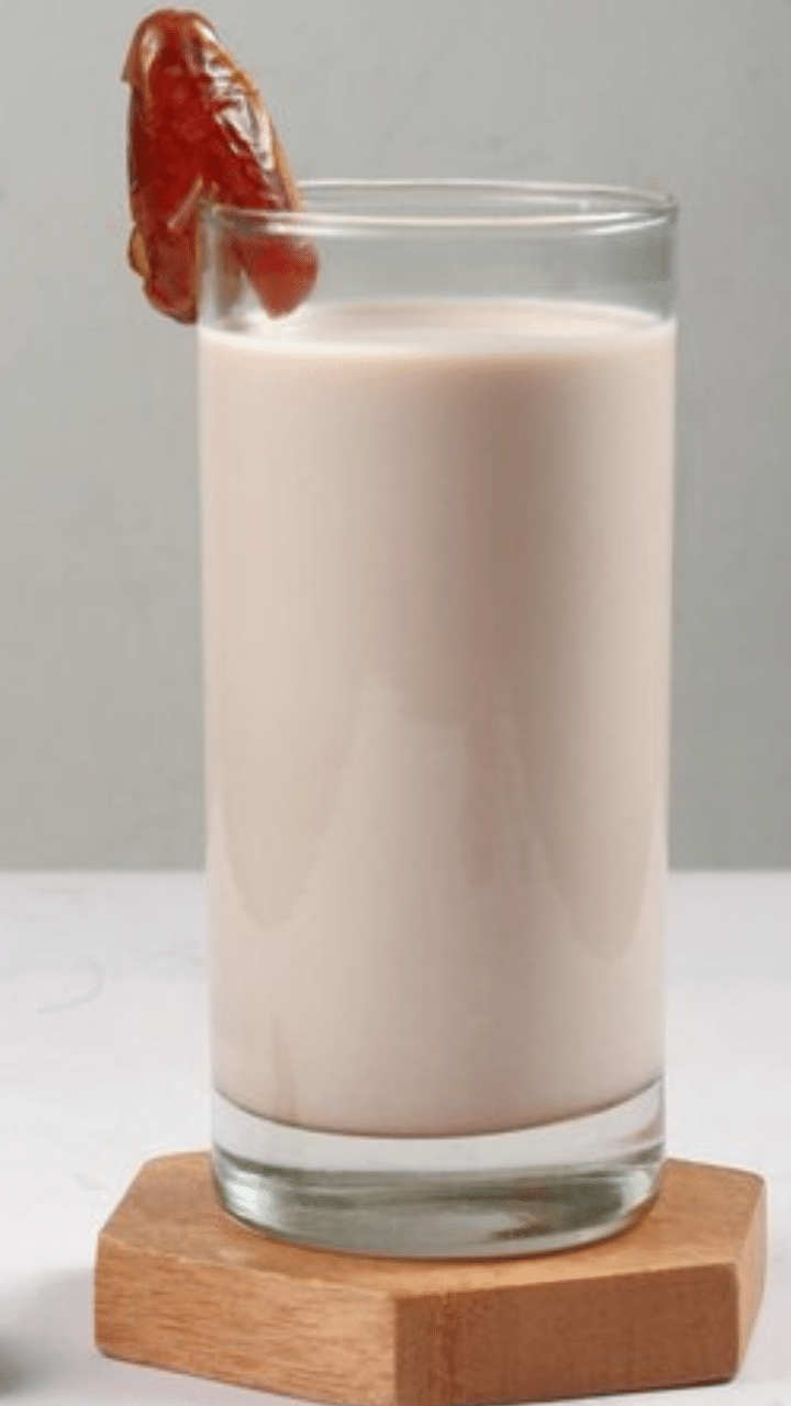 Dates And Milk Benefits : ഇവ രണ്ടും ഒരുമിച്ച് കഴിക്കുന്നത് ആരോ​ഗ്യത്തിന് വളരെ നല്ലതാണ്. രണ്ട് ഈന്തപ്പഴം ചേർത്ത ഒരു ഗ്ലാസ് ചൂടുള്ള പാൽ രാവിലെയോ രാത്രിയോ നിങ്ങൾക്ക് കുടിക്കാം.