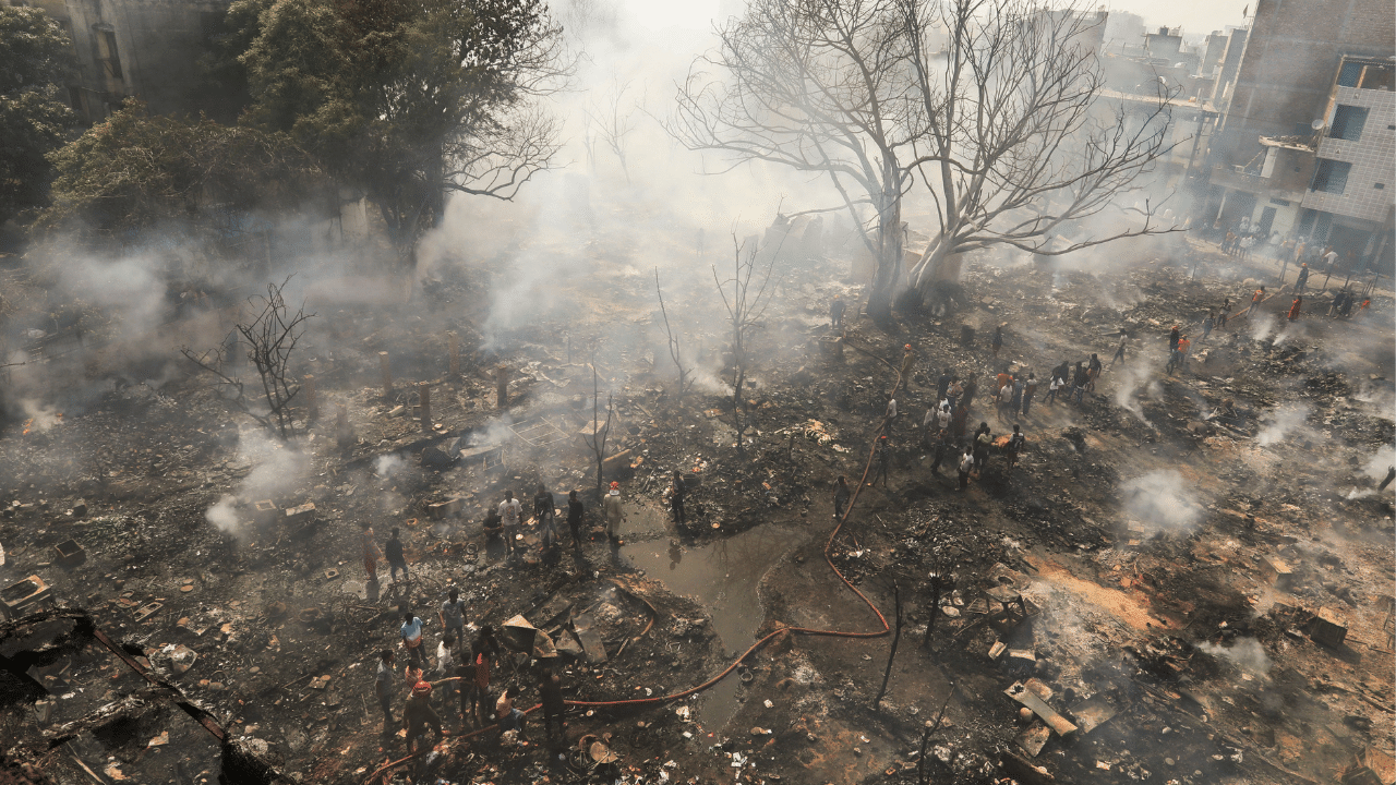 Delhi Fire: ഡൽഹി ചേരിയിൽ വൻ തീപിടുത്തം; രണ്ട് കുട്ടികൾ വെന്തുമരിച്ചു Delhi Fire: ഡൽഹി ചേരിയിൽ വൻ തീപിടുത്തം; രണ്ട് കുട്ടികൾ വെന്തുമരിച്ചു