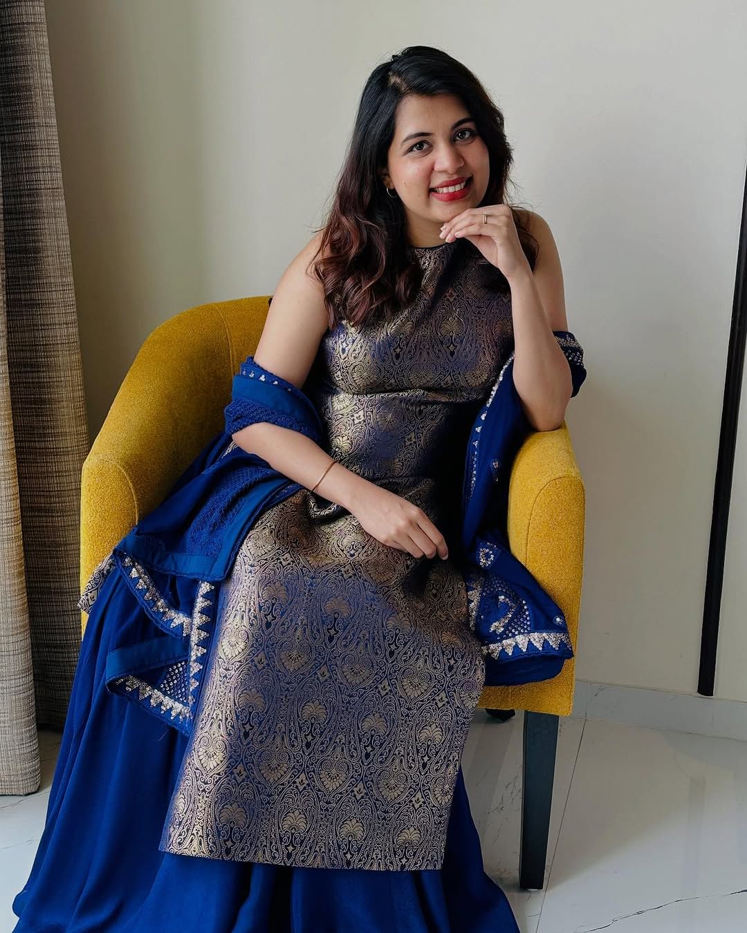 കഴിഞ്ഞ ദിവസമായിരുന്നു അപ്പ ഹാജയുടെ മകന്റെ വിവാഹം. നടന് കൃഷ്ണകുമാറിന്റെ അടുത്ത സുഹൃത്താണ് അപ്പ ഹാജ. വിവാഹത്തില് കൃഷ്ണകുമാറും കുടുംബവും പങ്കെടുത്തിരുന്നു. എന്നാല് വിവാഹത്തിനിടെ ദിയ കൃഷ്ണ ഭര്ത്താവ് അശ്വിന് ഗണേഷിനെ അതിഥികള്ക്ക് മുന്നില് പരിചയപ്പെടുത്തിയ രീതിയാണ് ഇപ്പോള് ആരാധകരെ ചൊടിപ്പിച്ചിരിക്കുന്നത്. (Image Credits: Instagram)