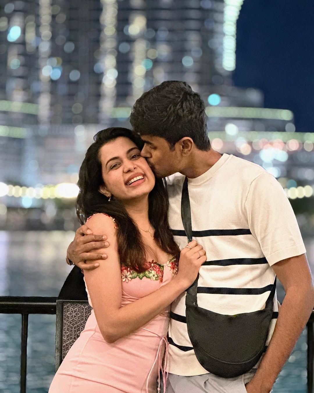 ആണുങ്ങളുടെ വില കളയാന് നടക്കുന്ന ഭര്ത്താവ്, ആ വീട്ടിലെ വേലക്കാരന്, കഷ്ടം, അച്ഛന് കൂടെയുള്ളപ്പോള് അവളുടെ സംസ്കാരം കണ്ടോ, സ്വന്തം തന്തയോടൊപ്പം നിന്ന് പറയാന് പറ്റിയ കാര്യം, മണ്ണുണ്ണി കെട്ടിയോന് എന്നിങ്ങനെ നീളുന്നു കമന്റുകള്.