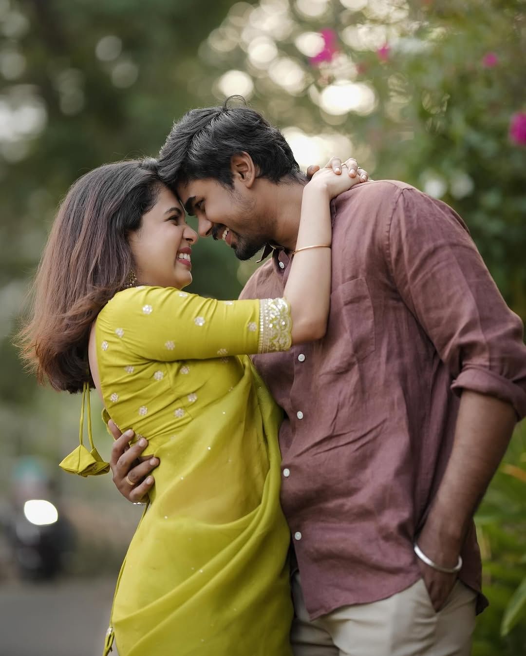 ഏറെ നാളത്തെ പ്രണയത്തിനൊടുവിലാണ് ദിയയും അശ്വിനും വിവാഹിതരായത്. ഇപ്പോള് ആറ് മാസം ഗര്ഭിണിയാണ് ദിയ. ദിയയ്ക്കും അശ്വിനുമെതിരെ ഇടയ്ക്കിടെ ഇത്തരം അധിക്ഷേപ കമന്റുകള് വരാറുണ്ട്. എന്നാല് താരങ്ങള് അത് കാര്യമാക്കി എടുക്കാറില്ല.