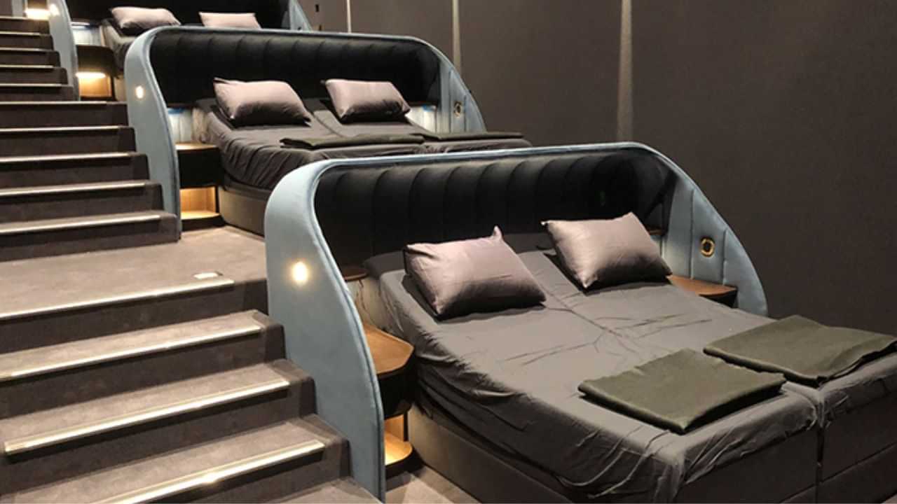 തിയറ്ററിനുള്ളിൽ സീറ്റല്ല ഡബിൾ ബെഡ്ഡാണുള്ളത്, ഇനി വീട്ടിലെ പോലെ കിടന്നുകൊണ്ട് സിനിമ കാണാം തിയറ്ററിനുള്ളിൽ സീറ്റല്ല ഡബിൾ ബെഡ്ഡാണുള്ളത്, ഇനി വീട്ടിലെ പോലെ കിടന്നുകൊണ്ട് സിനിമ കാണാം