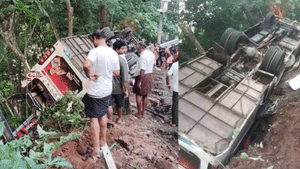 Sabarimala Pilgrim Bus Accident: എരുമേലി – ശബരിമല പാതയിൽ അയ്യപ്പഭക്തർ സഞ്ചരിച്ച വാഹനം മറിഞ്ഞു; ഒരാൾ മരിച്ചു